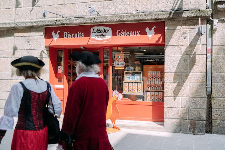 A Intra-muros, à Saint-Malo, les commerces de fruits et de légumes sont devenus des magasins de souvenirs et la pharmacie s’est mutée en biscuiterie