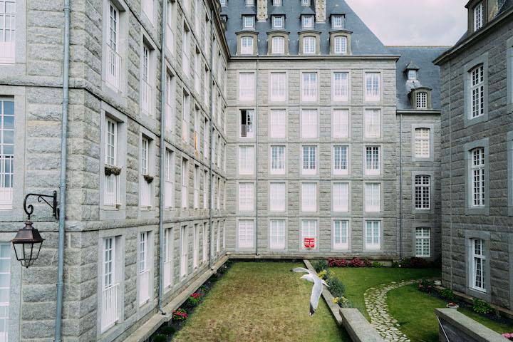 Benjamin Keltz, journaliste pour Le Monde, a documenté le surtourisme dans son livre « Bretagne secondaire : une année au pays des volets fermés »