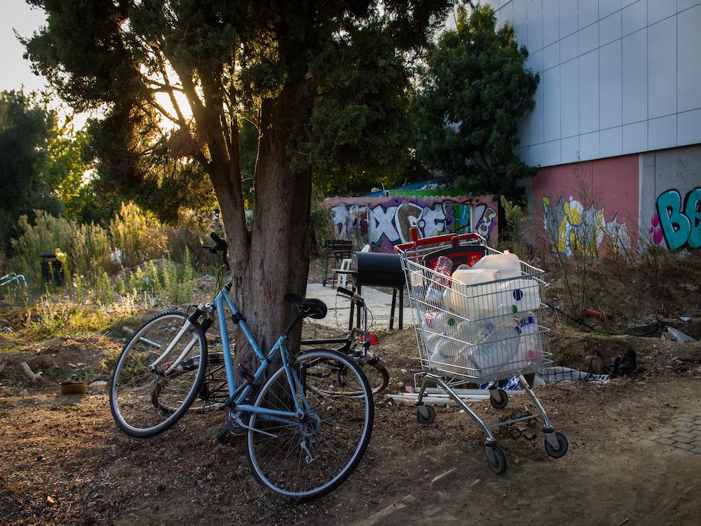 Posé à l'entrée du terrain vague, le caddie de Gorgi et Torka permet leur réapprovisionnement en eau.