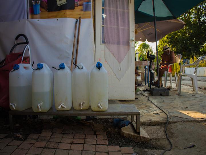Les jerricans de Gorgi et Torka, bientôt vides.