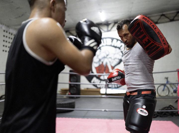 L'un des gérants du club, Ordinei Da Cruz (à droite), explique que l'équipe du Boxing club Montjoli a ouvert des sessions spéciales pour les habitants du camp La Verdure.