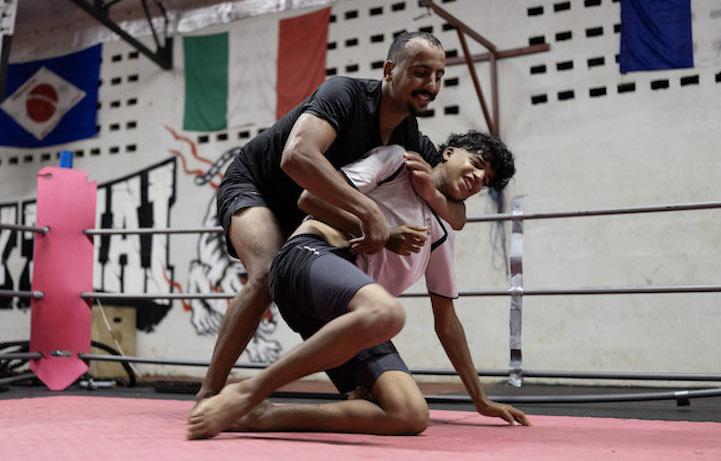 Mohammed Maher, à gauche, a déménagé dans l'Hexagone avec sa famille après l'évacuation du camp