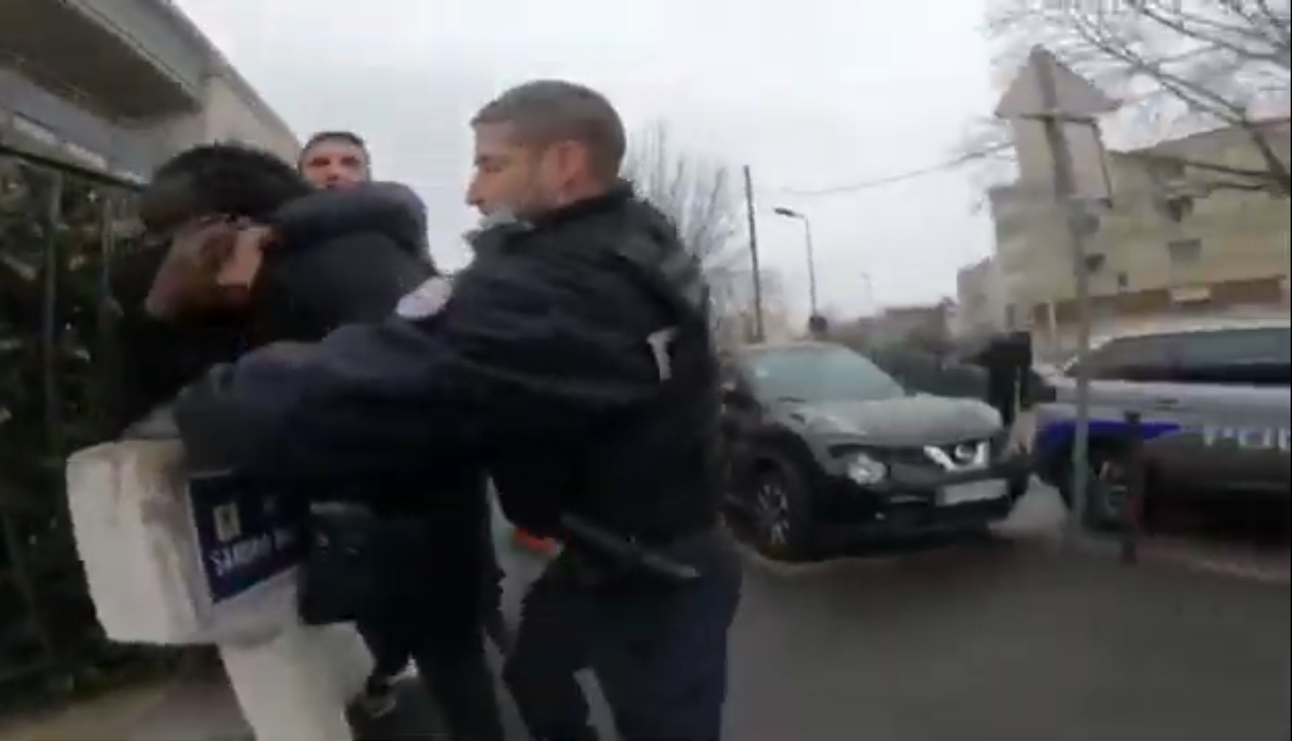 Coups de poing et clé d’étranglement : les policiers relaxés malgré les vidéos