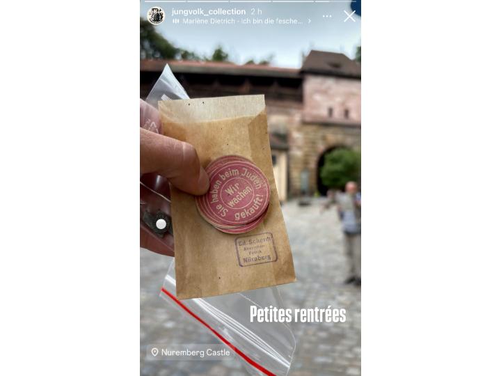 Passionné par le IIIe Reich, Andreï T. a ramené des souvenirs de ses vacances, comme ces autocollants rouges intitulés : « Ils ont acheté chez les Juifs ! Nous veillons. » Les mêmes qui étaient apposés sur les portes des Allemands qui ne boycottaient pas les commerces Juifs pour les intimider.