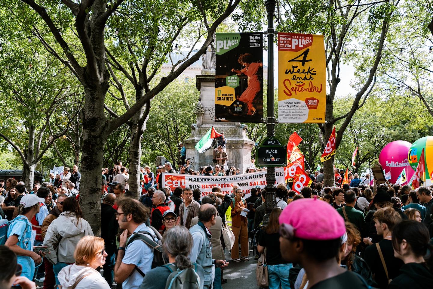 Entre les drapeaux de la CGT, les pancartes pour réclamer la sauvegarde des services publics et les slogans antifacistes scandés depuis le haut des abribus, les revendications sont vastes, à l’image du mouvement