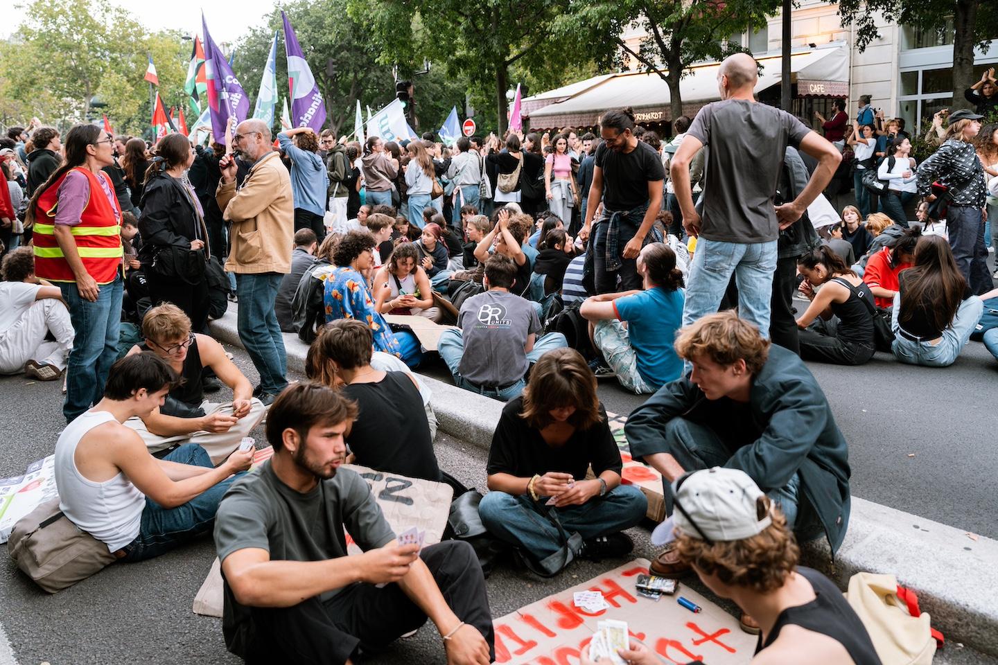 Sur la place du Châtelet, des travailleurs et étudiants ont fait part de leurs inquiétudes entre inflation, bas salaires, et mal-être au travail.