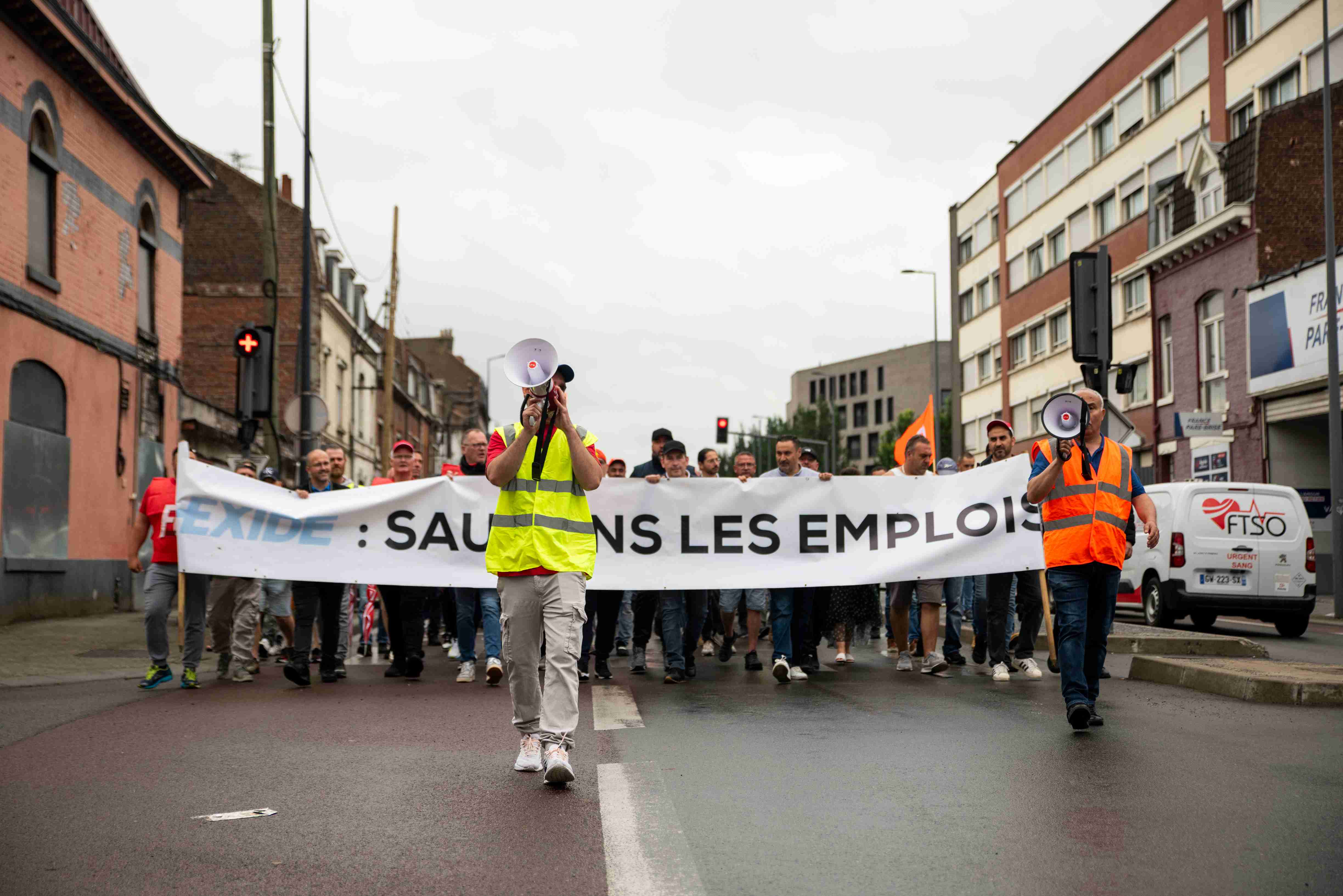 Le 18 juin, les ouvriers ont appris la fermeture de leur site de fabrication de batteries au plomb. Une centaine de travailleurs sont rassemblés le 26 juin pour manifester