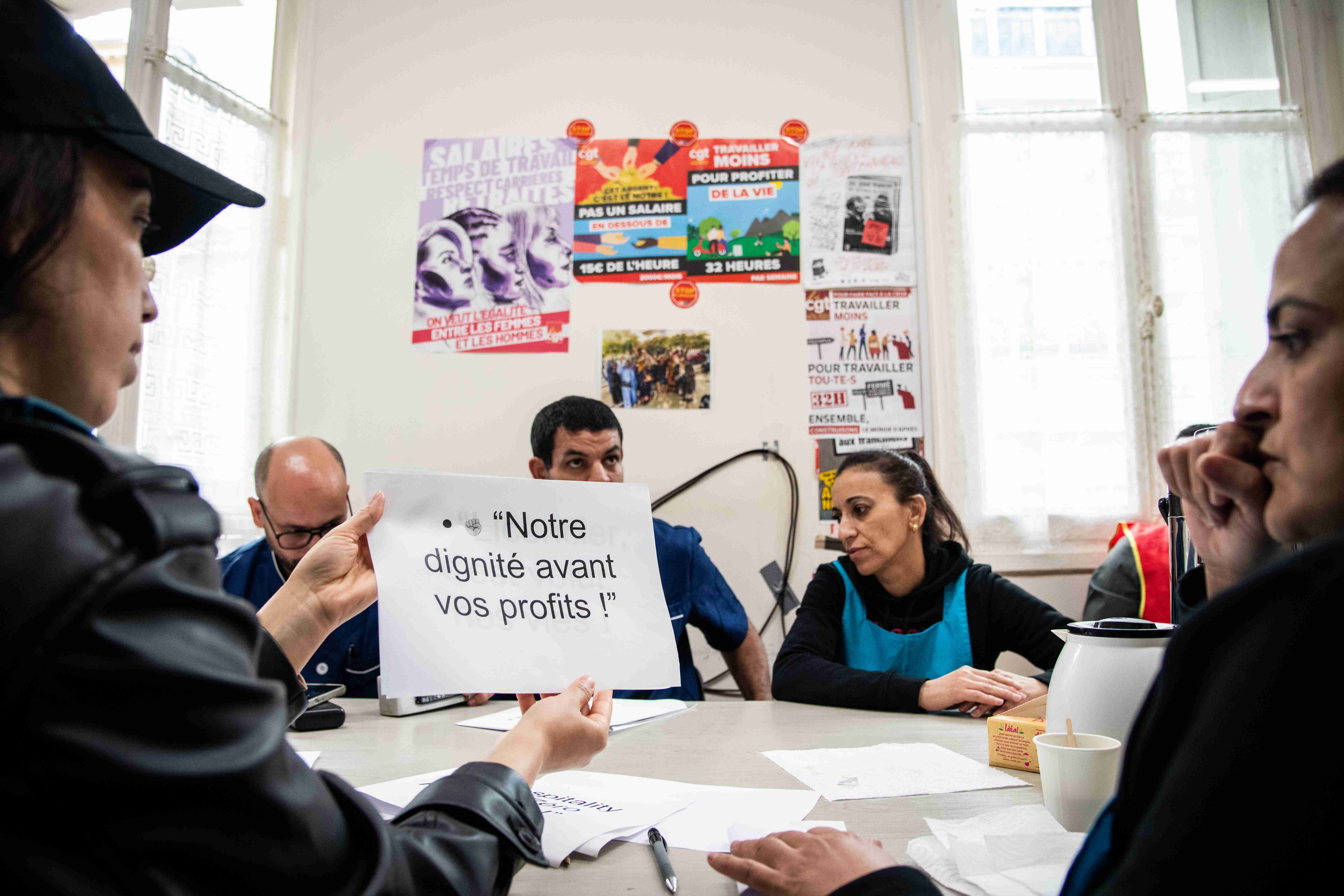 Les huit femmes et valets de chambre sans papiers, ex-salariés du groupe Hospitality, dénoncent « un management par le chantage » et des « cadences éreintantes »...