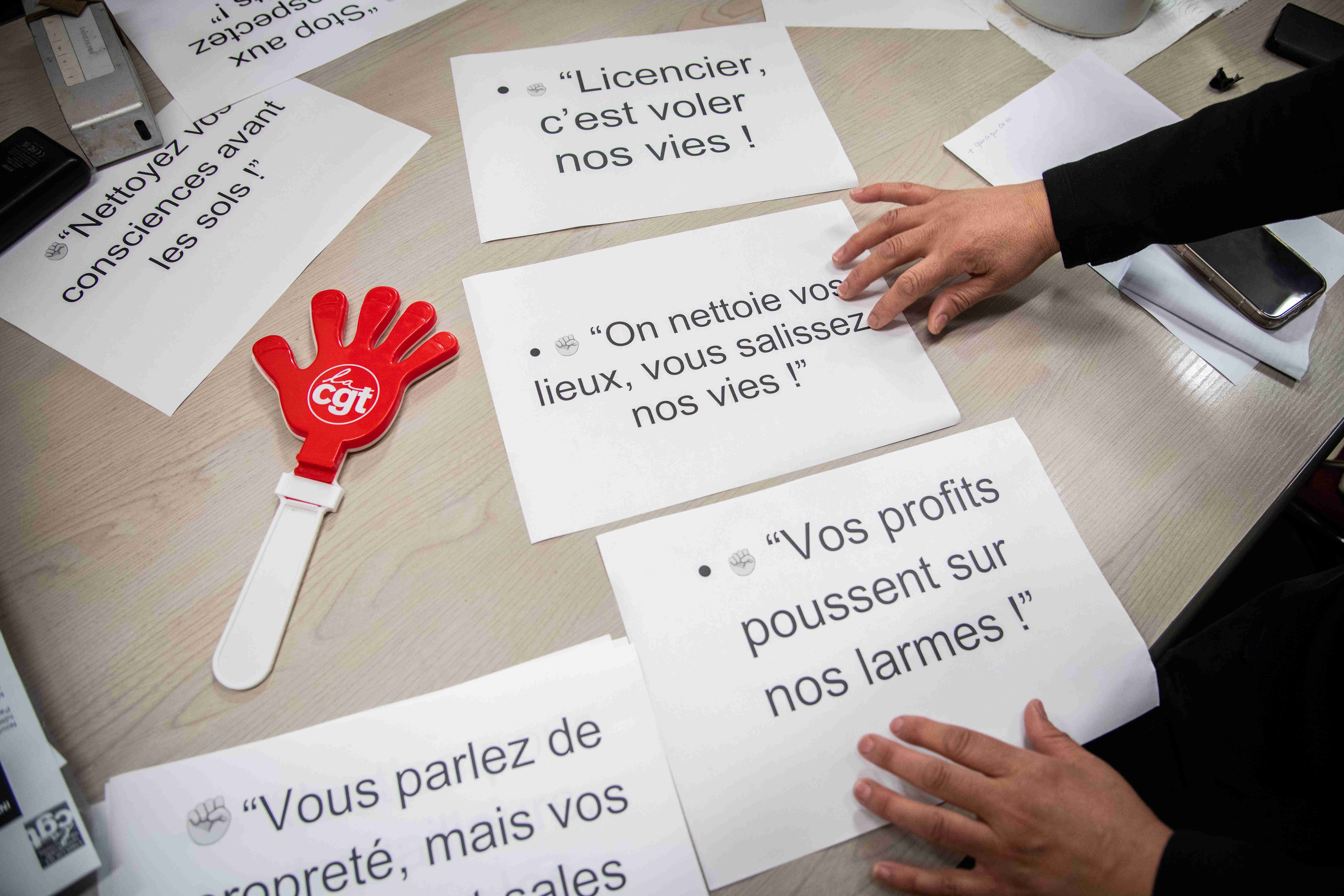 lors de leur réunion de l'Union locale CGT du 8e arrondissement de Paris.