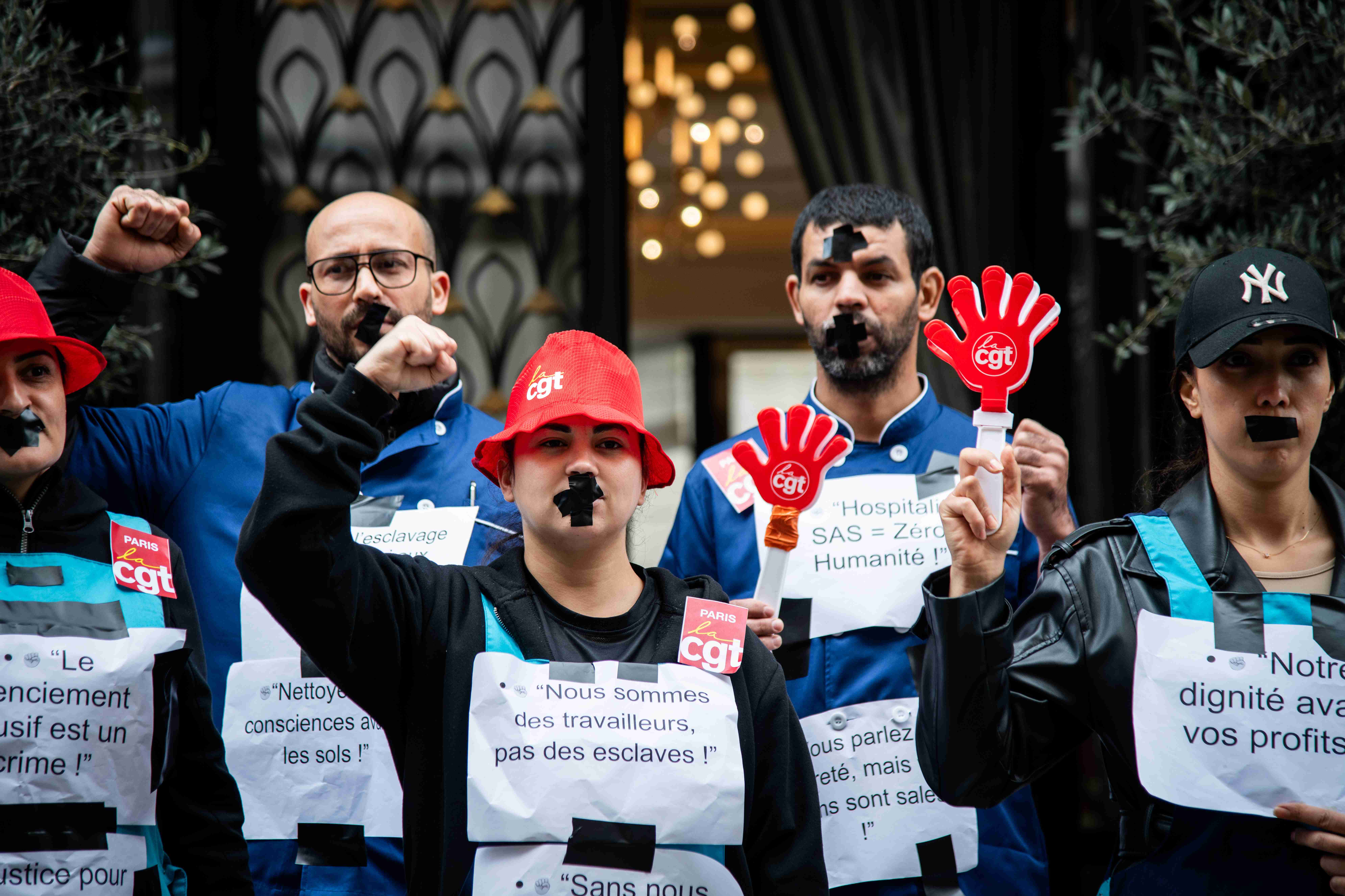 Des anciens employés sans papiers de la société de nettoyage Hospitality se sont rassemblés ce 22 septembre pour dénoncer des conditions de travail indignes et pour réclamer leur régularisation par l'embauche.