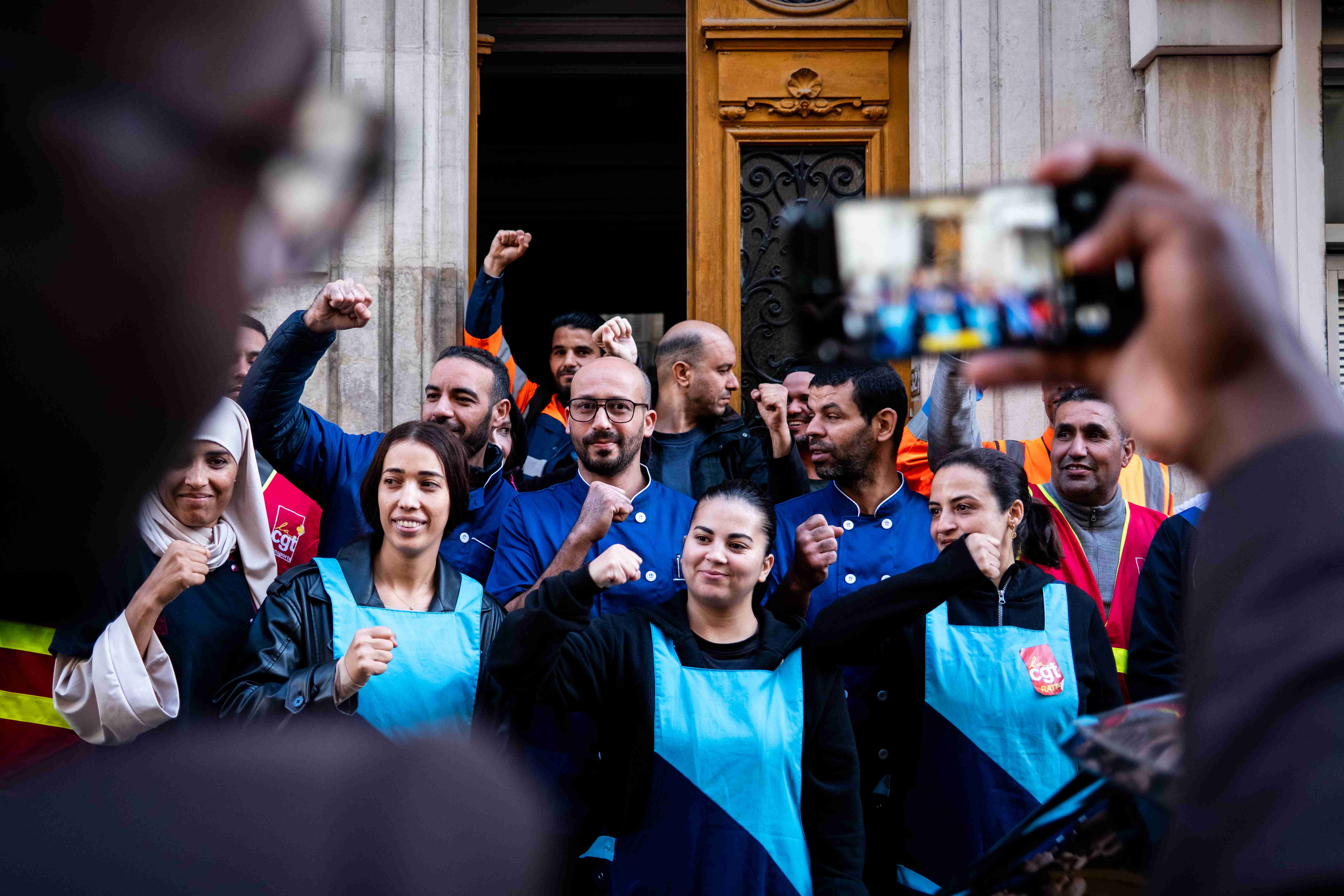 Ils hurlent en chœur : « Aujourd’hui, exploités, demain, embauchés ! 