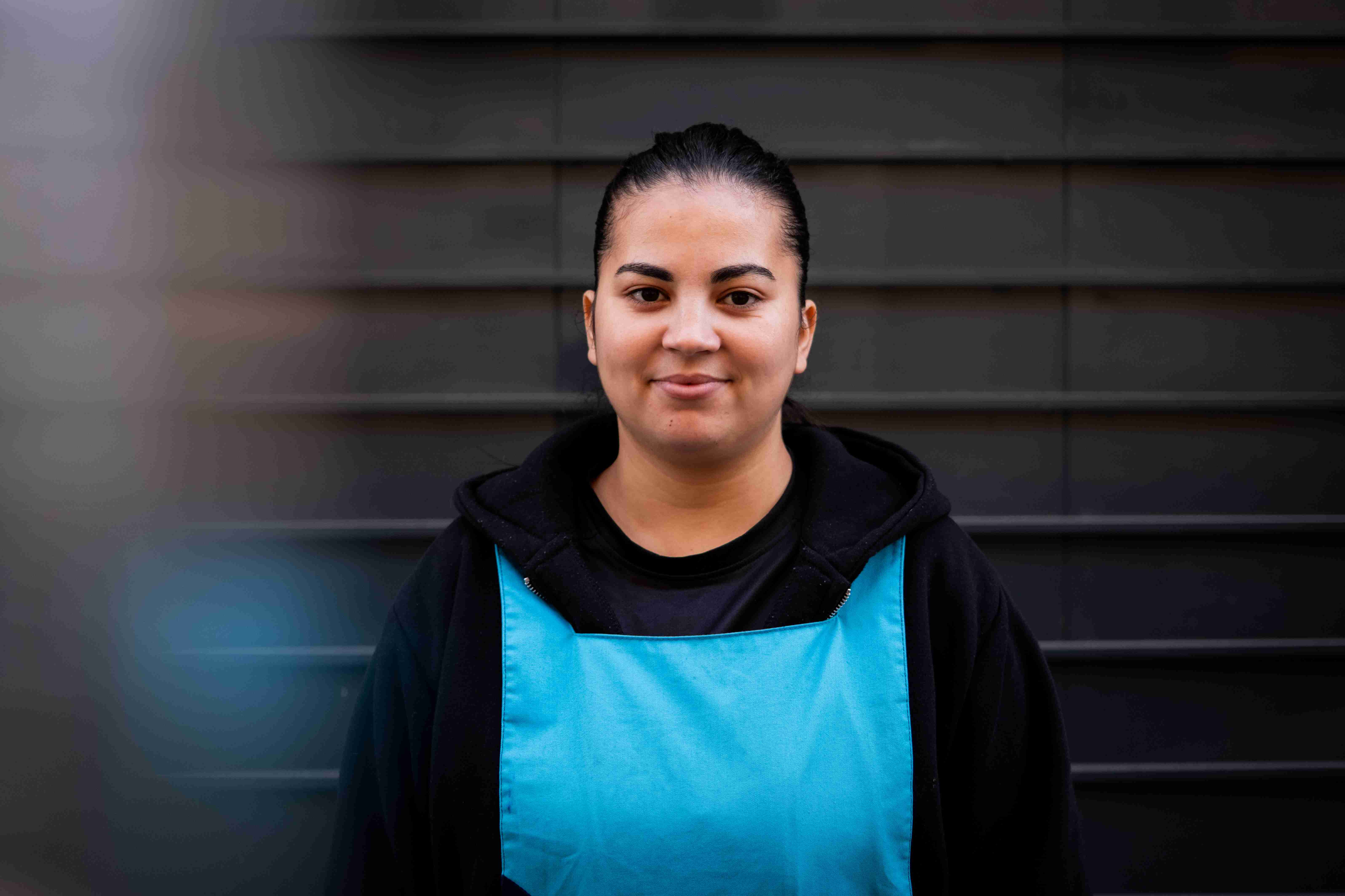 Imane, 29 ans, en études de droit au Maroc, a enchainé à son arrivée en France en 2021 les petits boulots sur les marchés puis comme agente d'entretien dans des bureaux et des hôtels, dont le Best Western à Bois-Colombes.