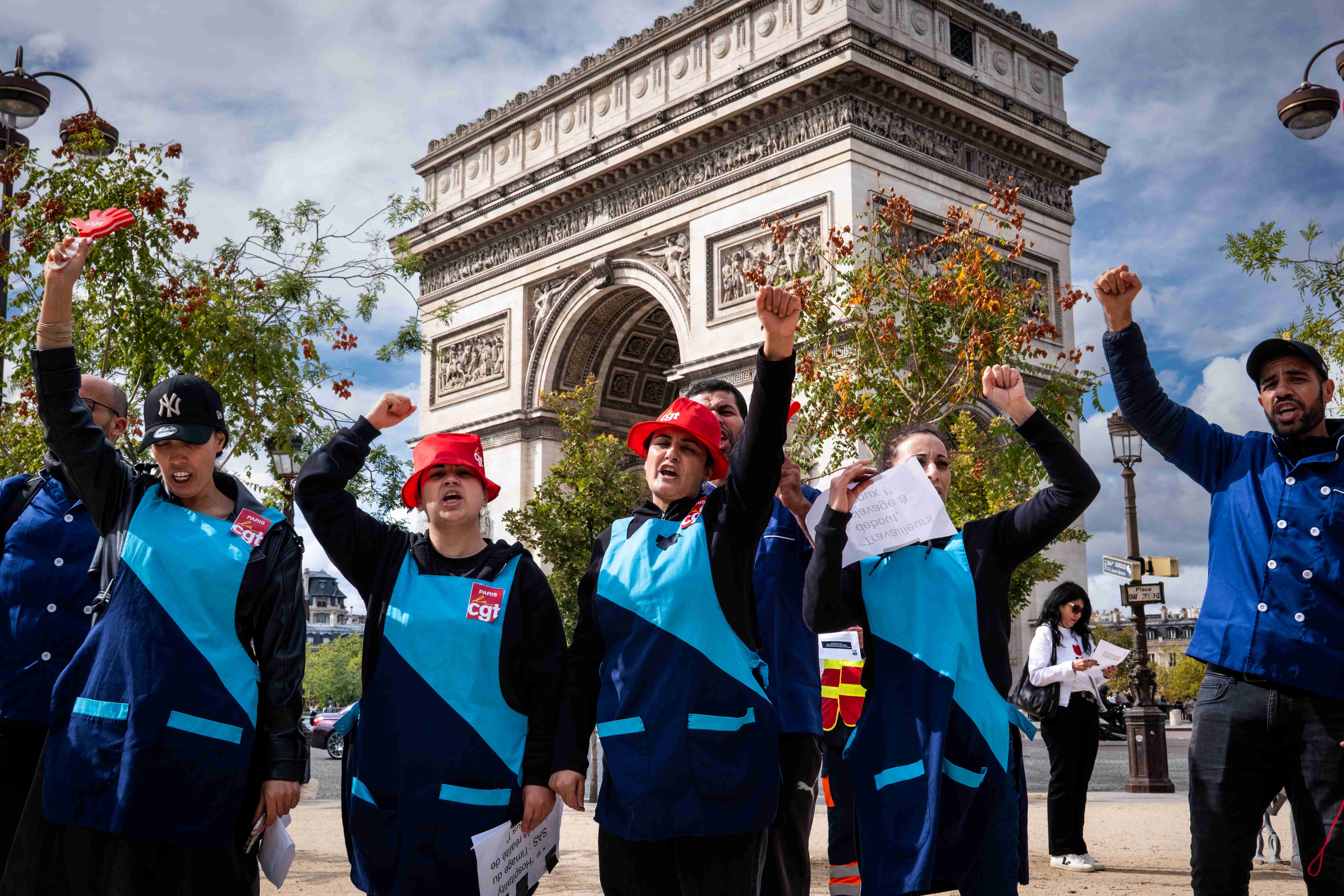 « La lutte des travailleurs, c'est la grève », scande le groupe qui s'arrête devant l'Arc de Triomphe.