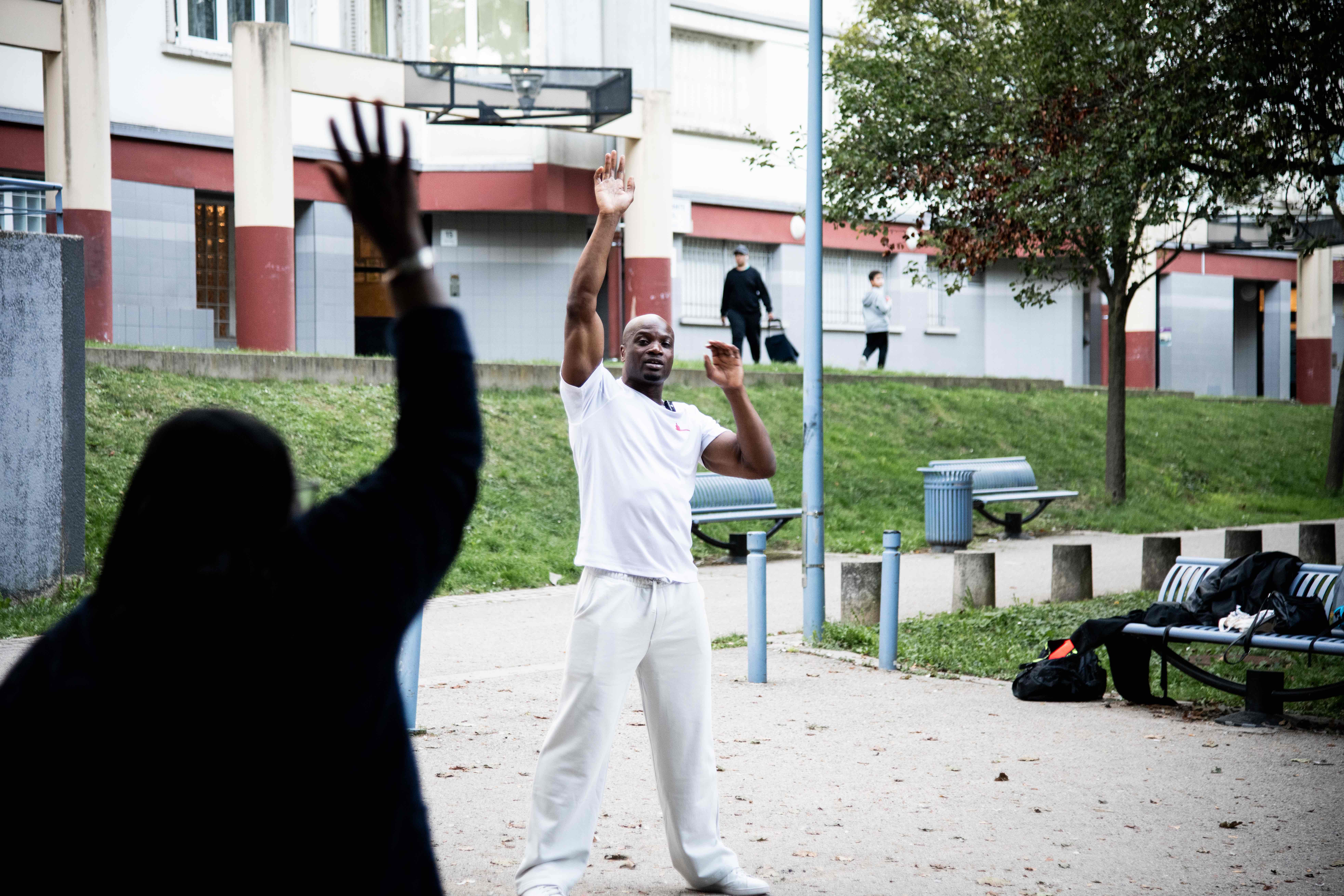 Elles se sentent en confiance avec Mamédy Doucara, un enfant du quartier devenu champion du monde de taekwondo