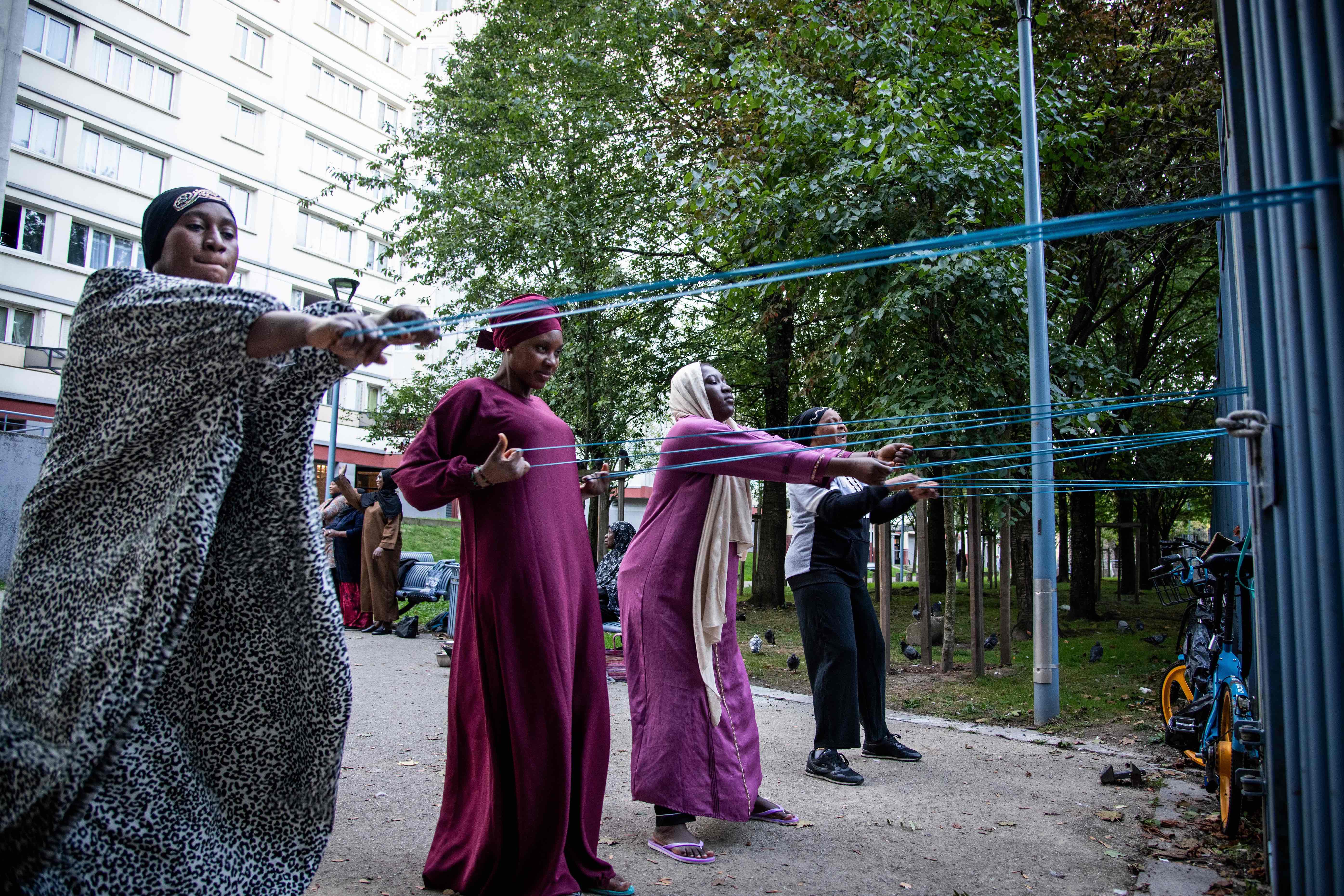 Une heure d’étirements avec un élastique est proposée gratuitement par Mamédy Doucara.