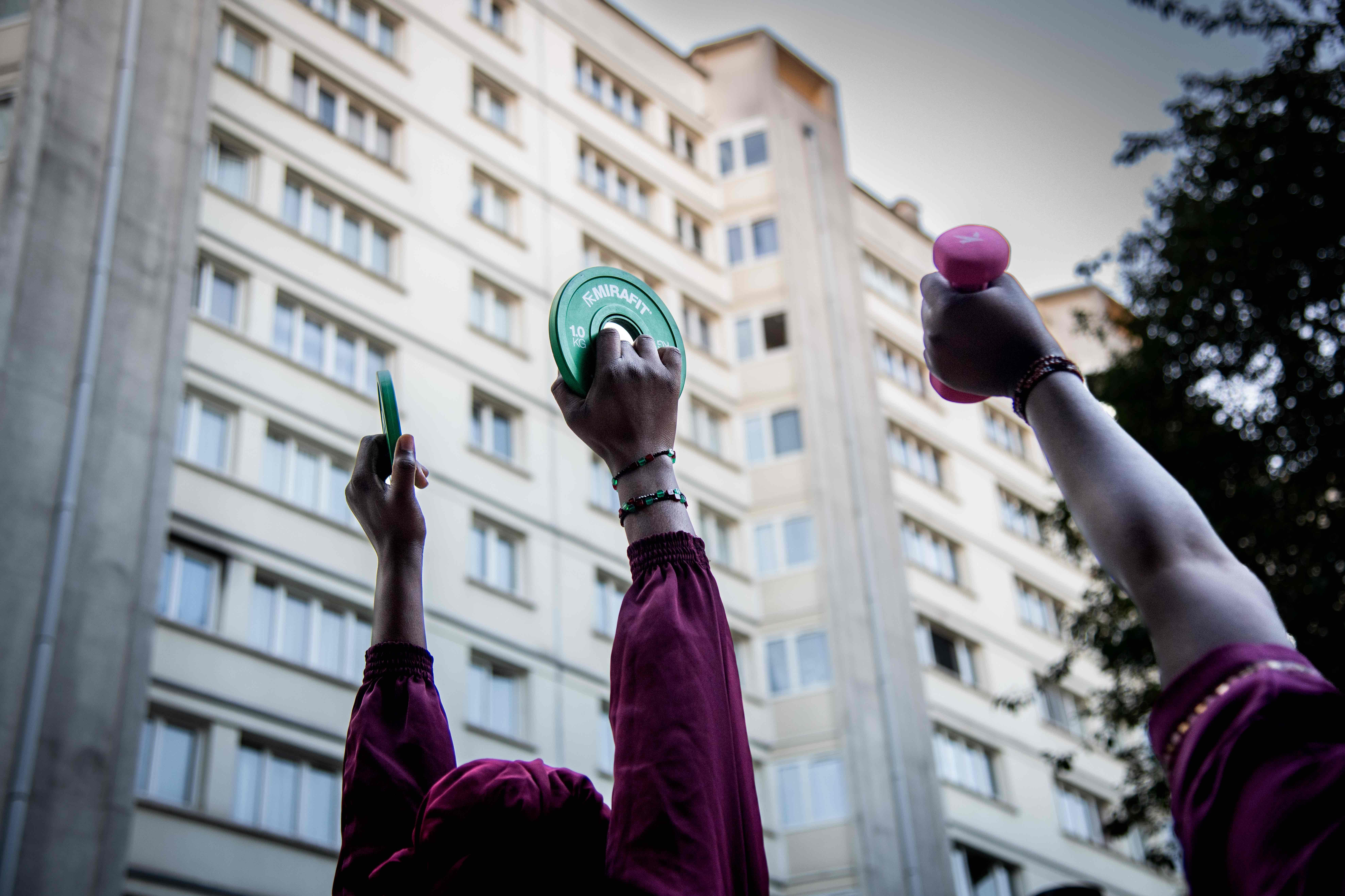 En bas de leur barre d'immeuble de neuf étages, elles soulèvent des poids et montent des escaliers sous le regard admirateur des voisins