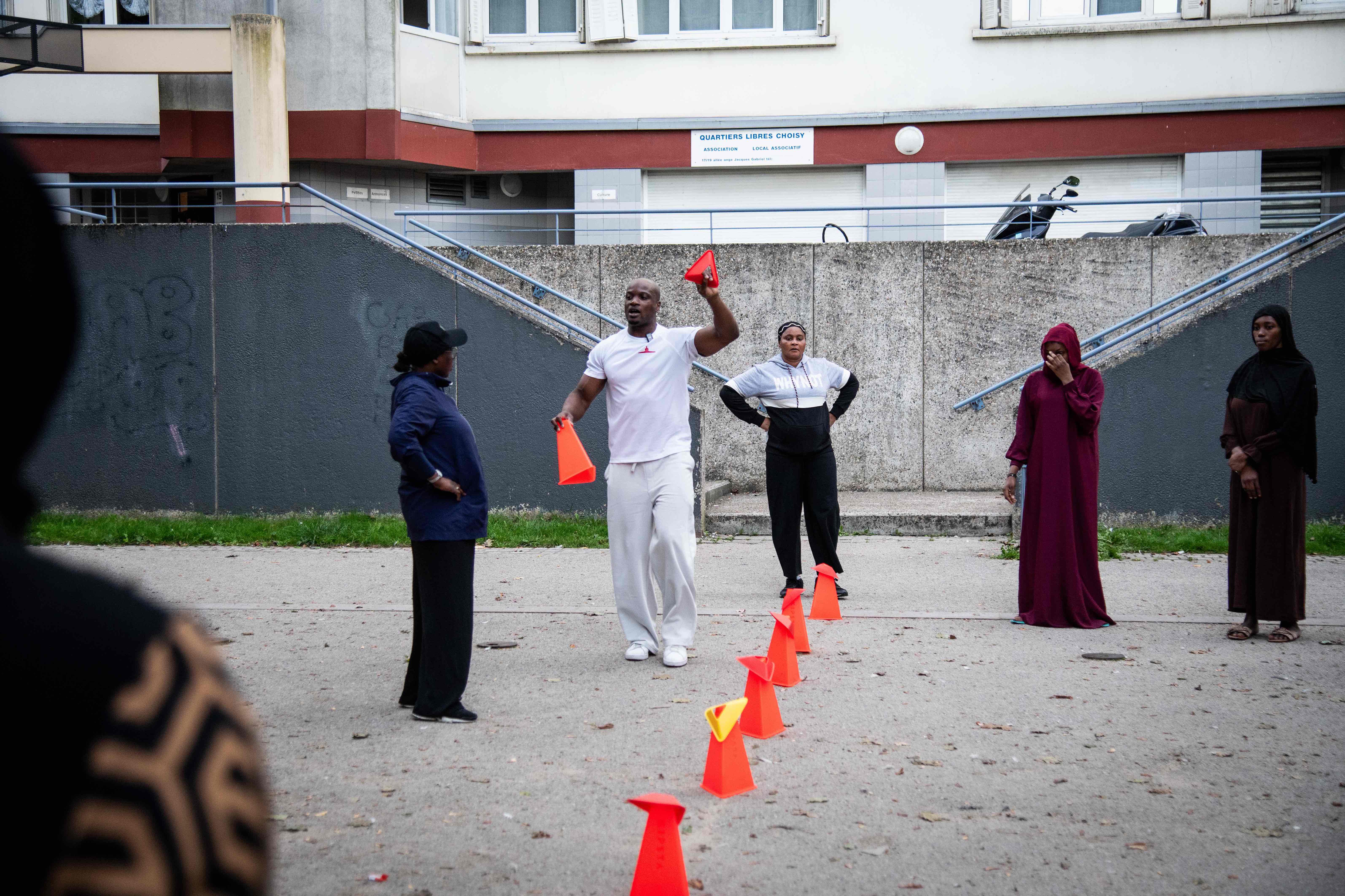 Les séances se font dehors car il n'y a ni local ni salle mis à disposition par la mairie