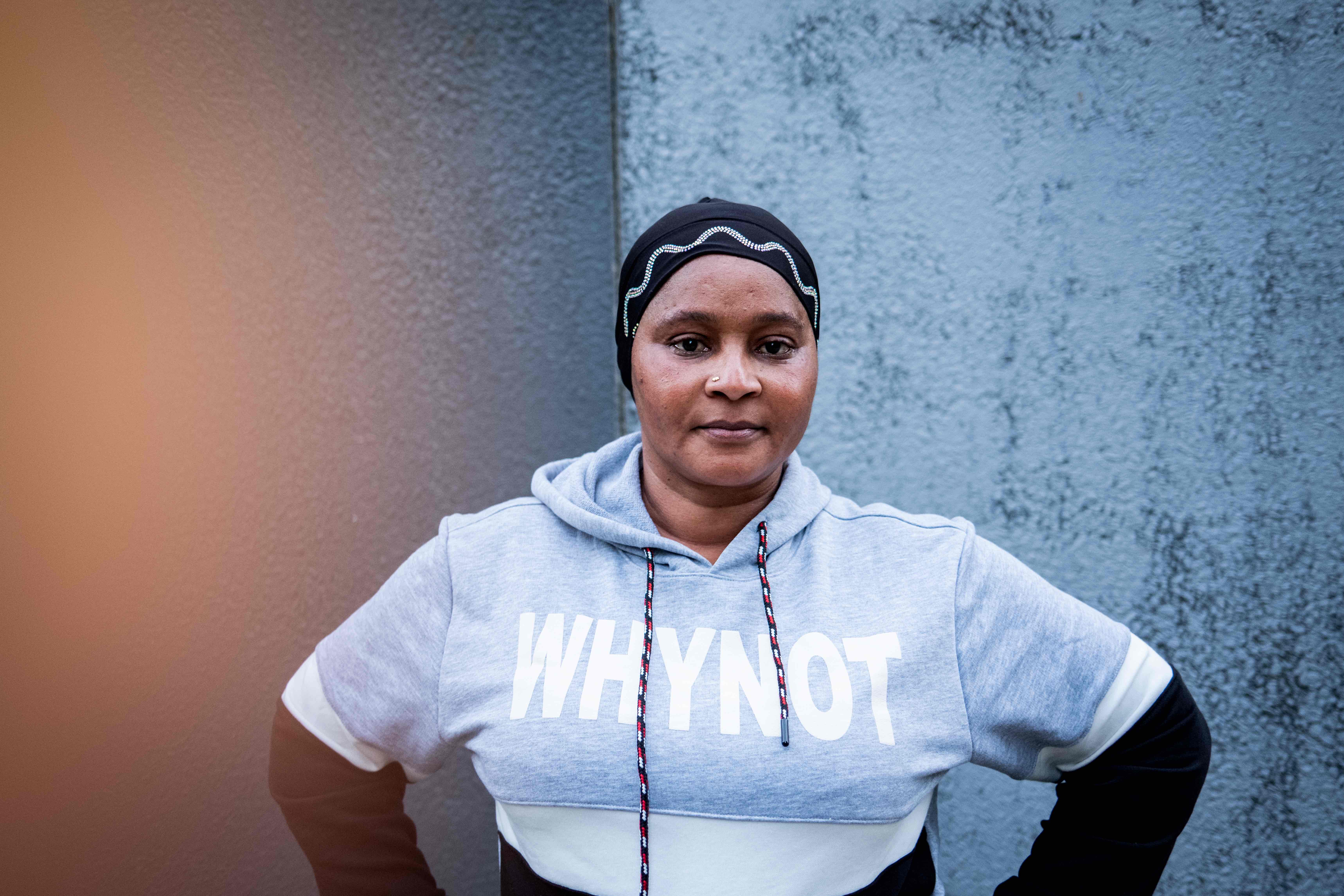 « Chaque soir, on vient sur le banc, on parle entre nous et on vend du maïs », dit la souriante et volubile Macalou, surnommée « Jolie »