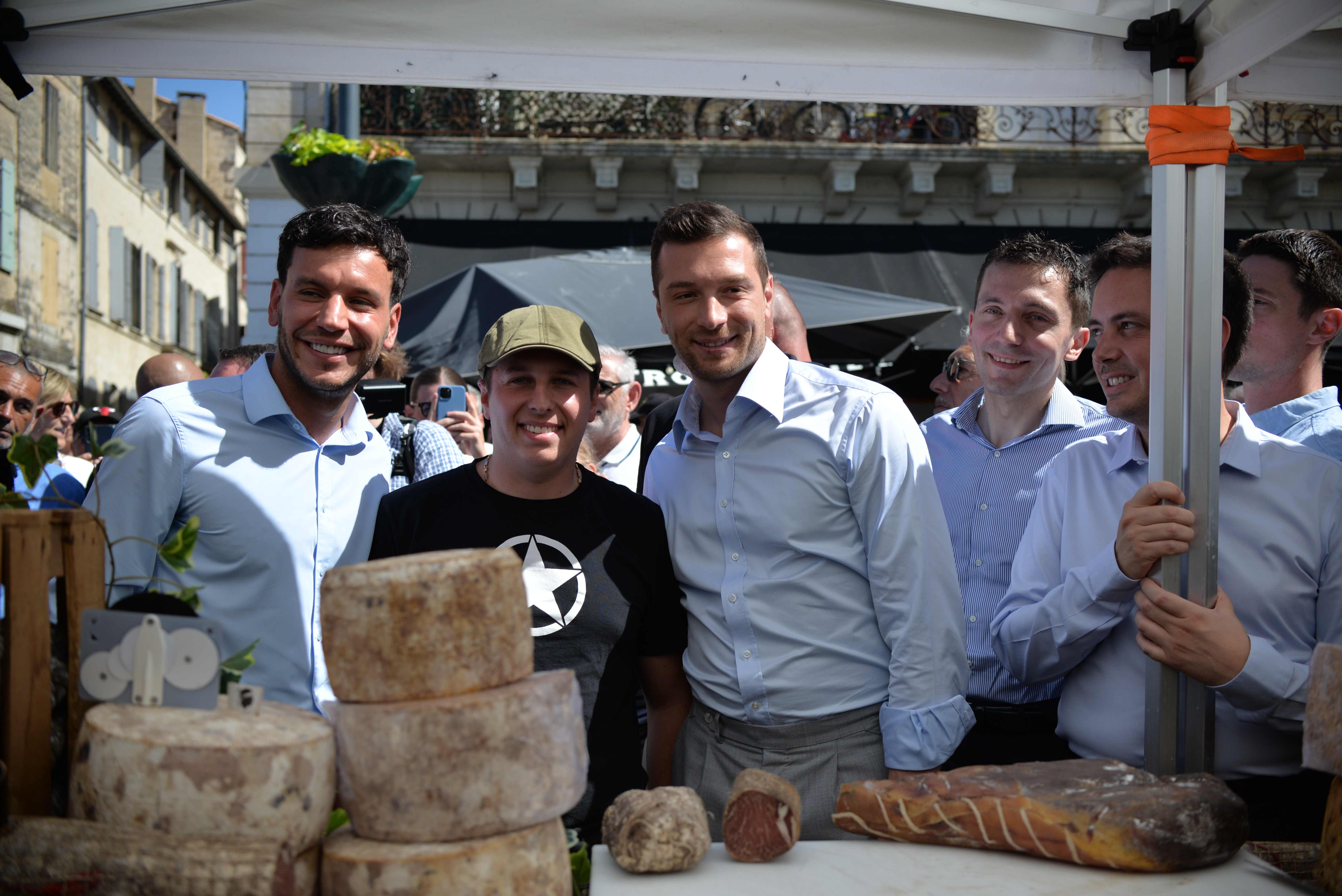 La Foire de l'Ascension a été remanié depuis l’arrivée du RN aux manettes de la ville en 2014 en réduisant le nombre d’exposants et favorisant les produits « traditionnels » ce qui a eu pour effet de réduire sa fréquentation et son importance. Cette année, Jordan Bardella était présent aux côtés du maire Nelson Chaudon et l'ancien édile Julien Sanchez.