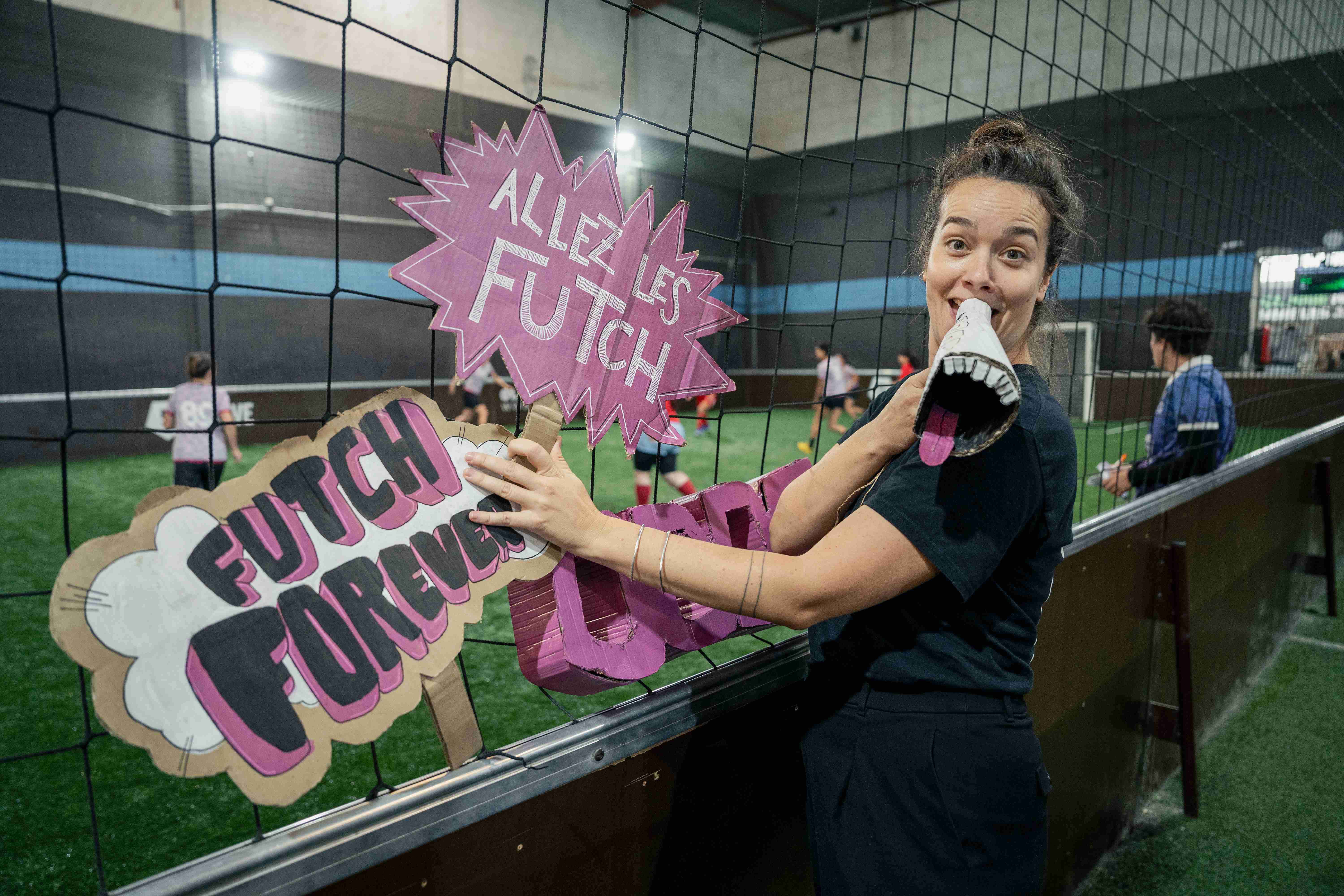 Clotilde est la « mascotte humaine » des Futch 300, une équipe de foot