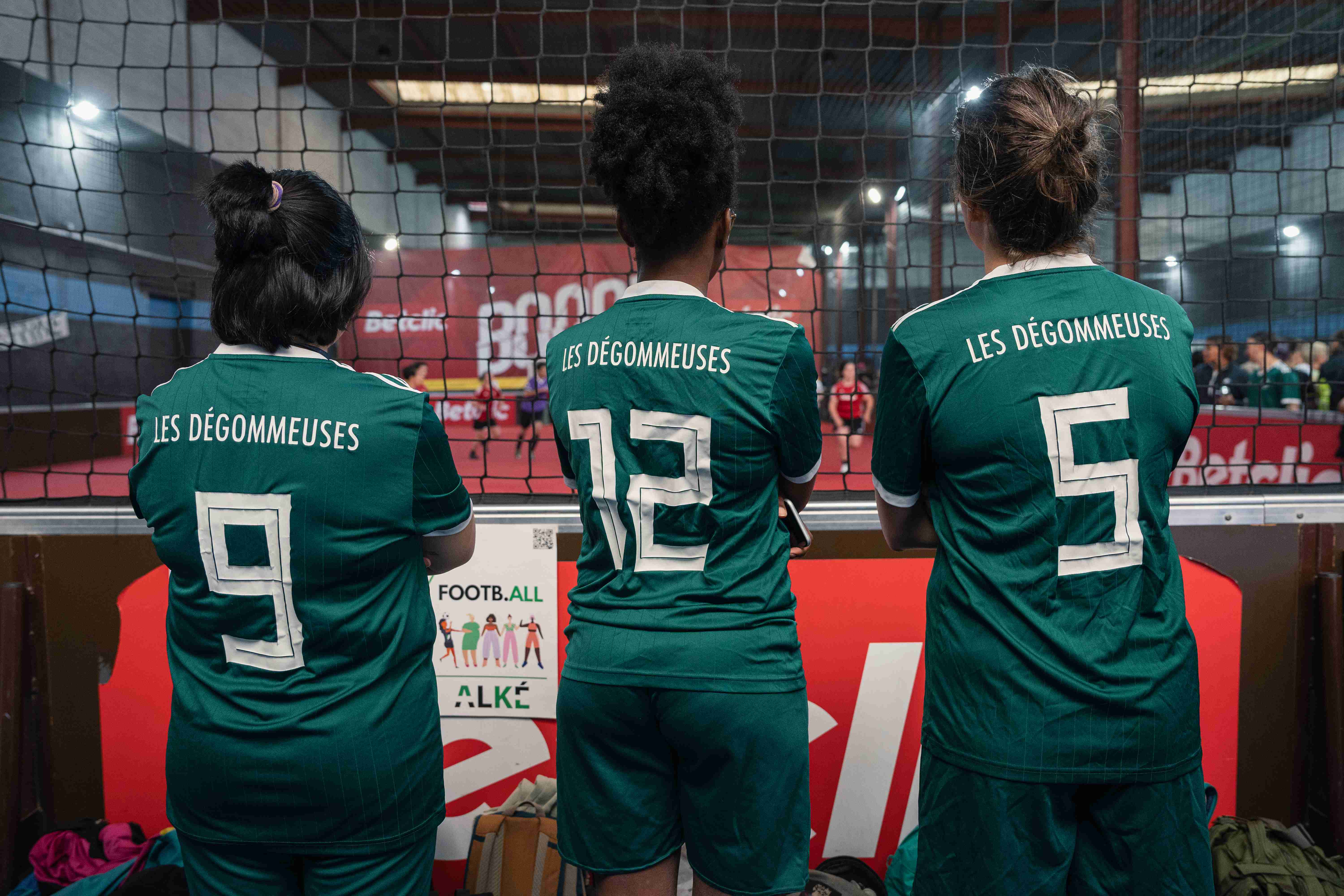 Le club des Dégommeuses est composé en majorité de lesbiennes et de personnes trans ; les hommes cisgenres ne sont pas acceptés sur le terrain.