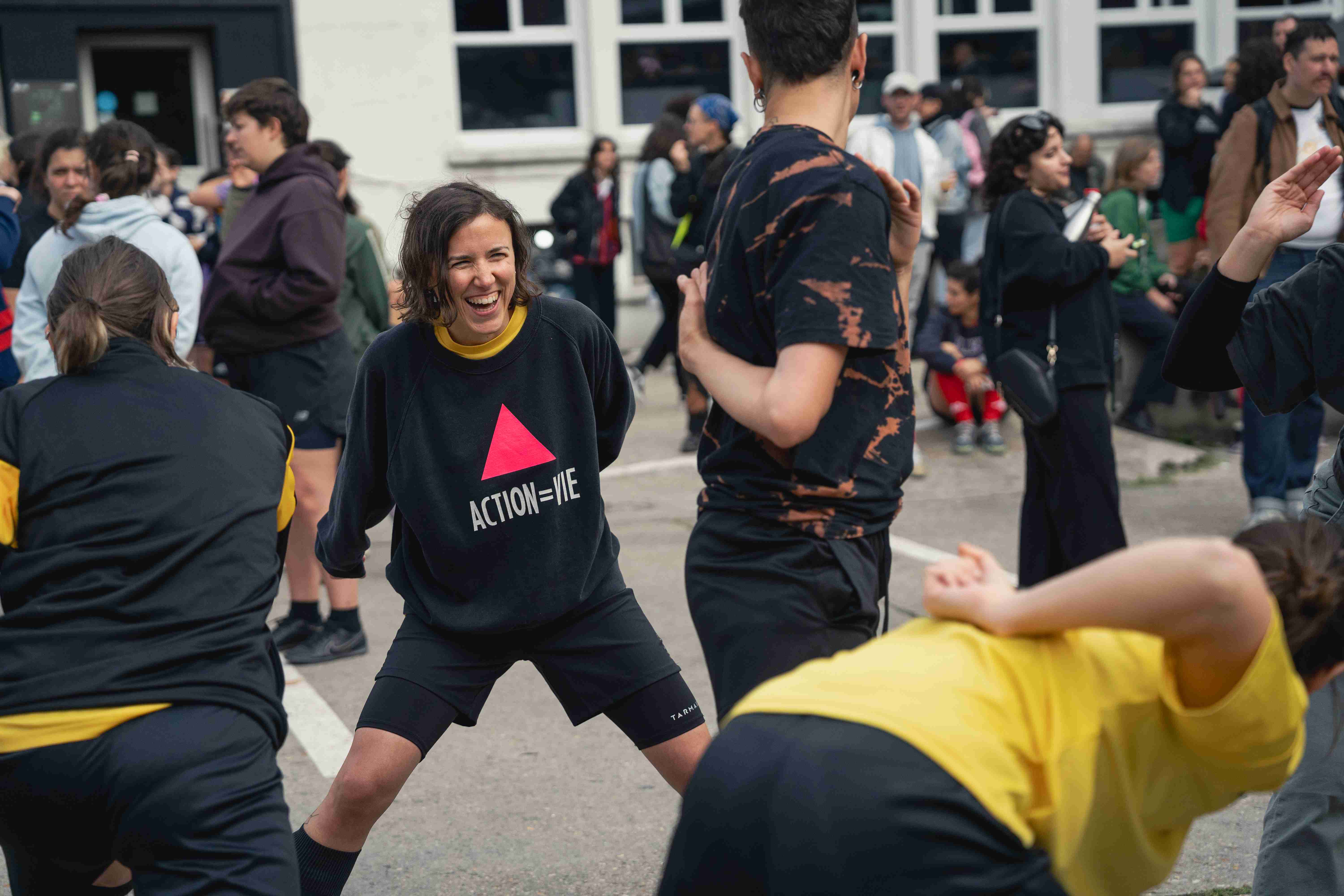 Sur le parking du Five, on danse au rythme des chansons de Theodora et de Bad Bunny.