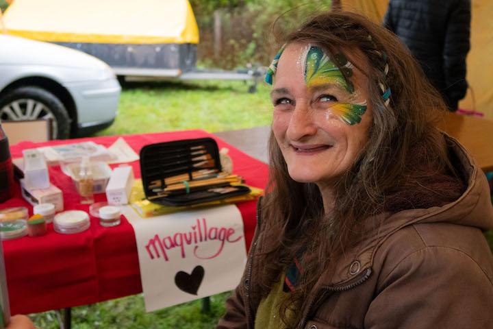 Sur place, des personnes de tous les âges sont venues profiter de l'événement et du stand maquillage.