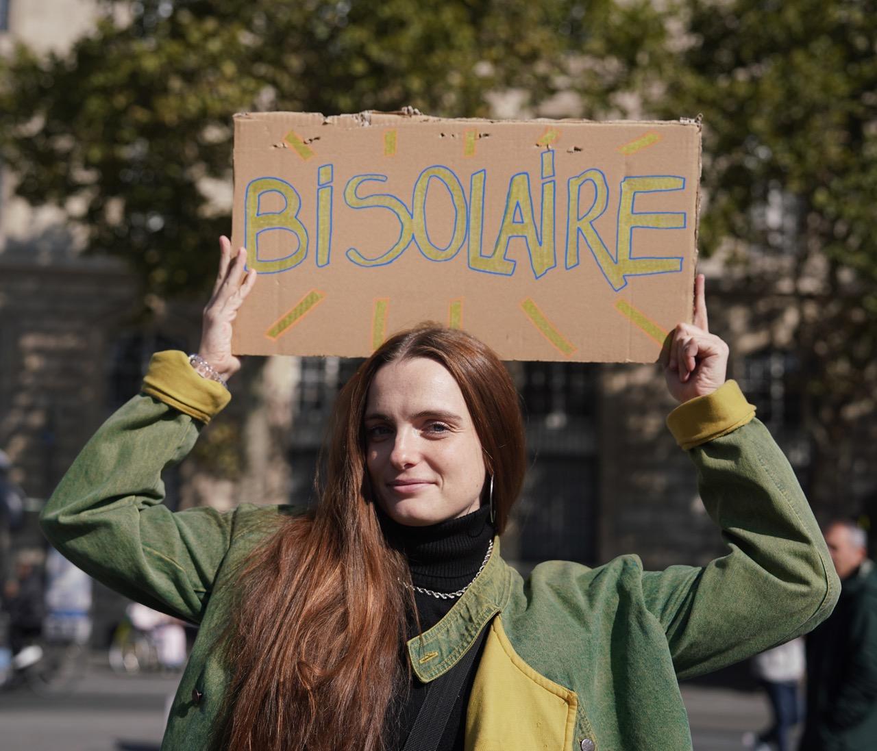 Lison, artiste dont les chansons racontent aussi son vécu avec la psychiatrie et qui pratique désormais la pair-aidance