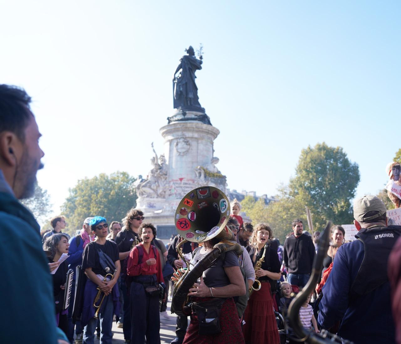 Samedi, plusieurs centaines de personnes ont défilé pour la première Mad Pride autonome