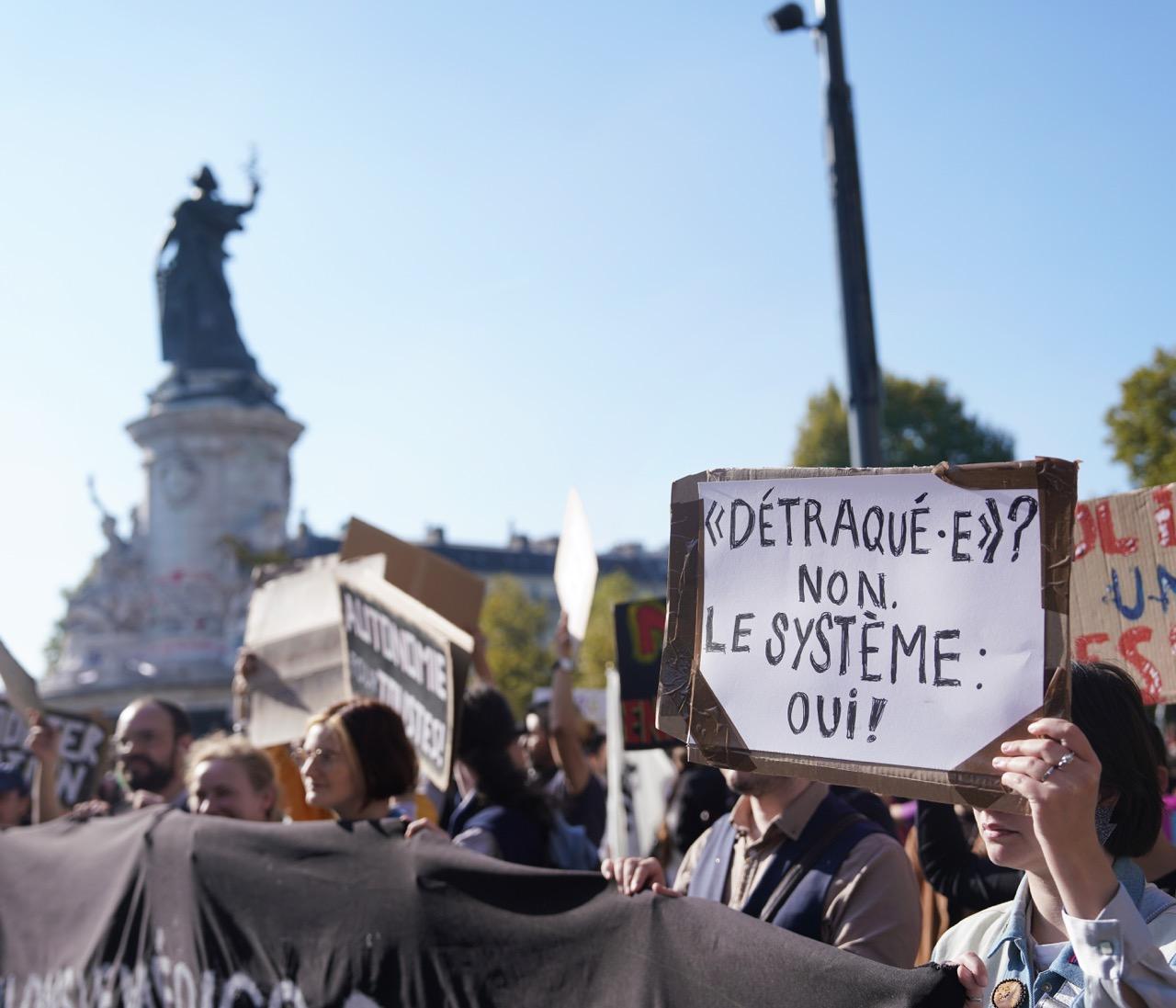 Le collectif Démocrapsy dénonce une « construction historique de la folie » qui viserait à marginaliser et maintenir certaines populations dans la précarité