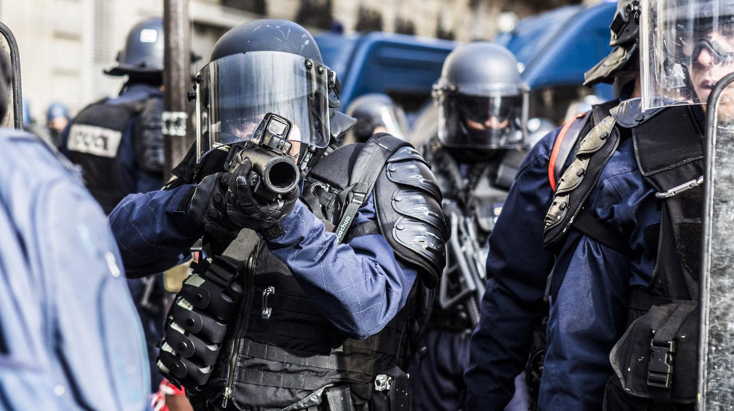 Mâchoire d’un Gilet jaune fracassée par un tir de LBD : le policier condamné à du sursis