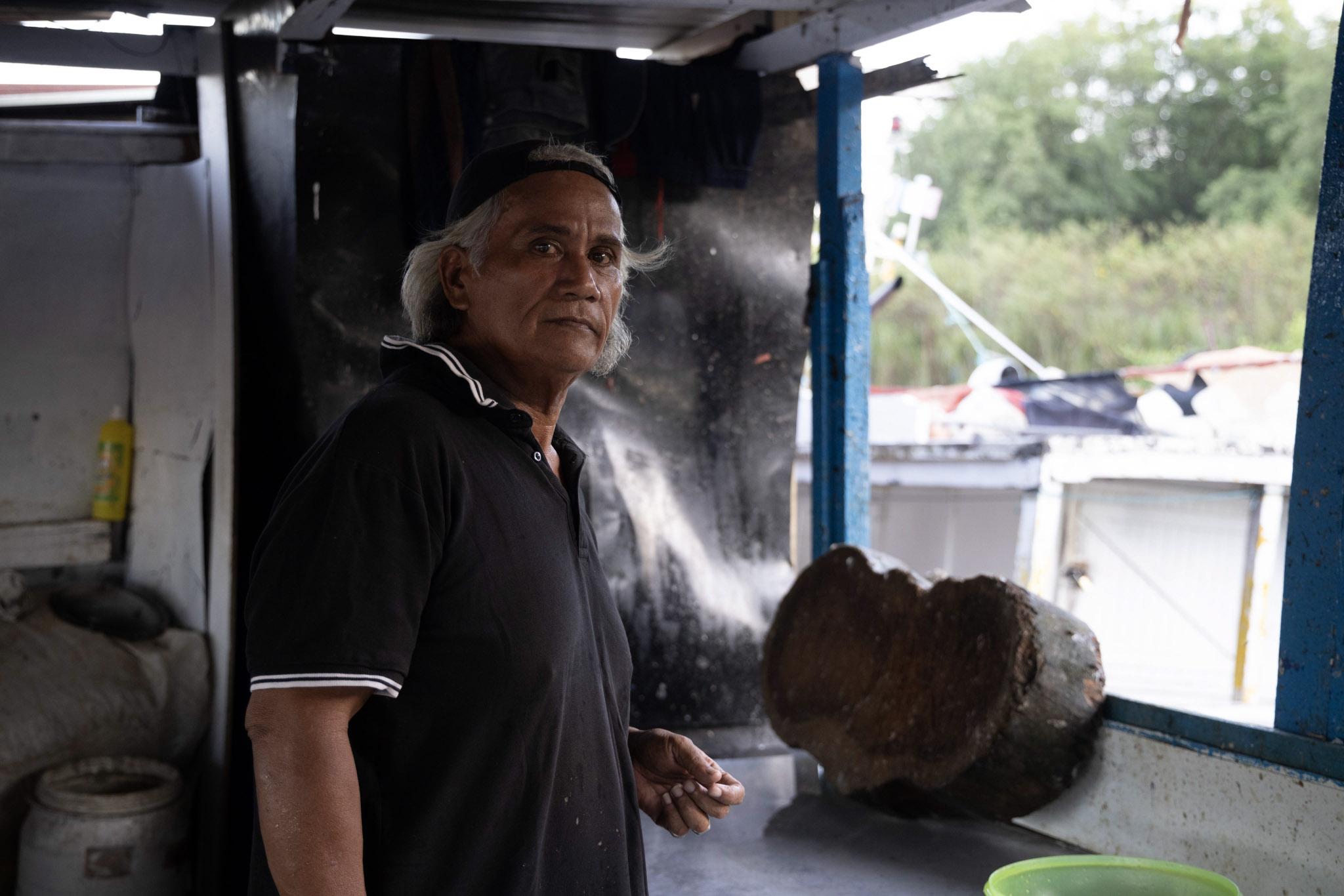 Bruno Préveraud de Sonneville, pêcheur surnommé « l'historien », travaille de temps en temps avec son neveu Yann qui a une vitrine à la Crique.