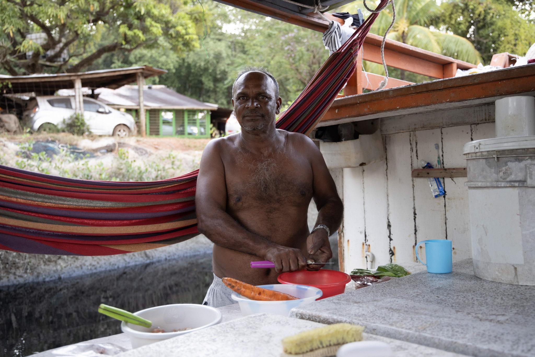 Deonarine Goberdhan, arrivé il y a dix ans après un passage au Suriname, espère une régularisation
