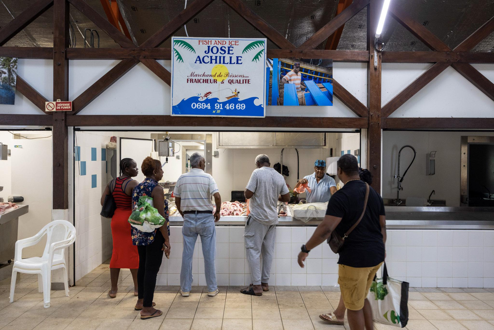 Le pêcheur José Achille, en règle, est agacé par ces revendeurs illégaux installés devant sa future poissonnerie dans la nouvelle halle à marée de Guyane qu'il juge être « vouée à l'échec » si rien ne change