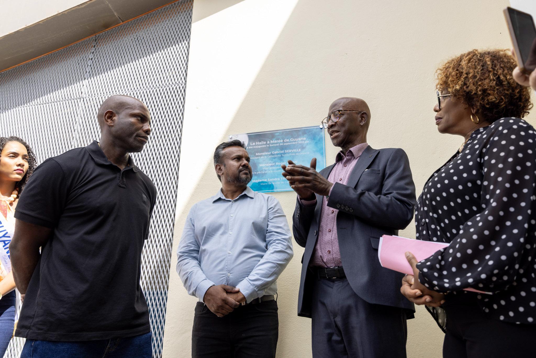 De gauche à droite, José Achille (pêcheur), Léonard Raghnauth (président du comité régional des pêches maritimes et des élevages marins de Guyane), Gabriel Serville (président de la Collectivité territoriale de Guyane) et Sandra Trochimara (maire de Cayenne)