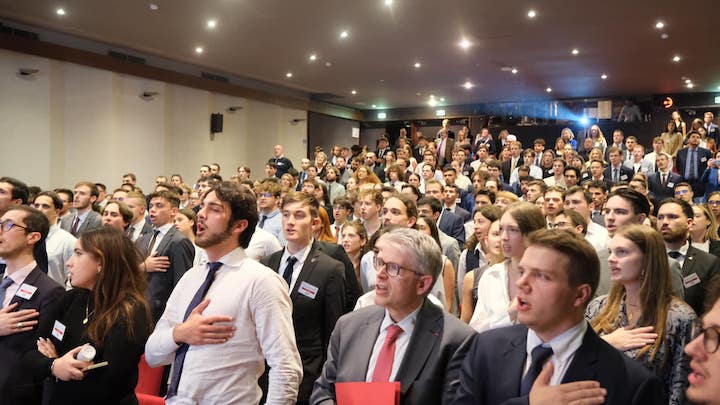 À la Convergence 2024 de l'UNI, Thomas R. de l'UNI Reims — militant qui traîne avec les néofascistes rémois — est au premier rang, à droite de Patrick Hetzel, alors invité en tant que ministre de l'Enseignement supérieur et de la Recherche
