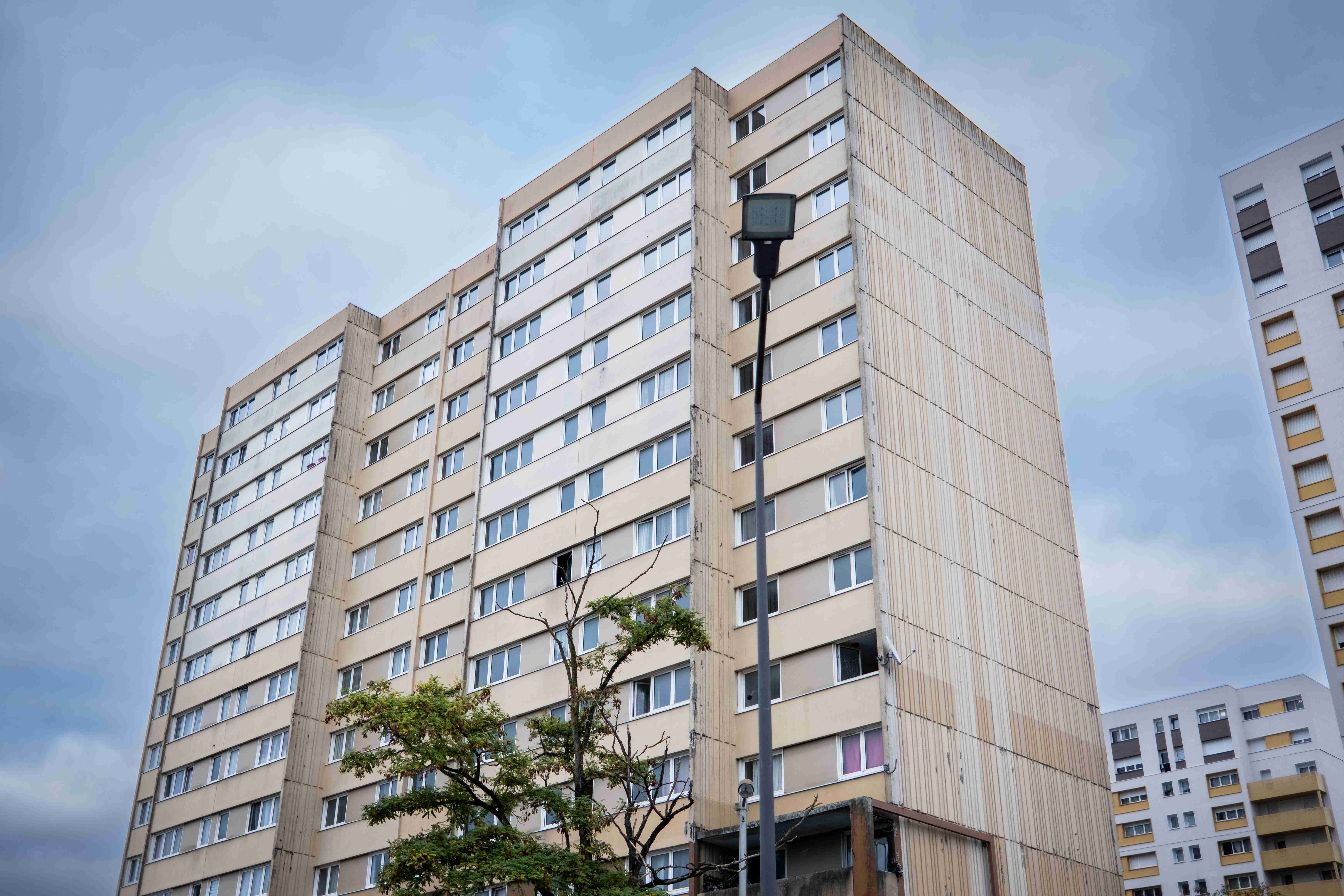 « Ça aurait pu être nous » : à Clichy-sous-Bois, la génération d’après vit dans l’ombre de Zyed et Bouna