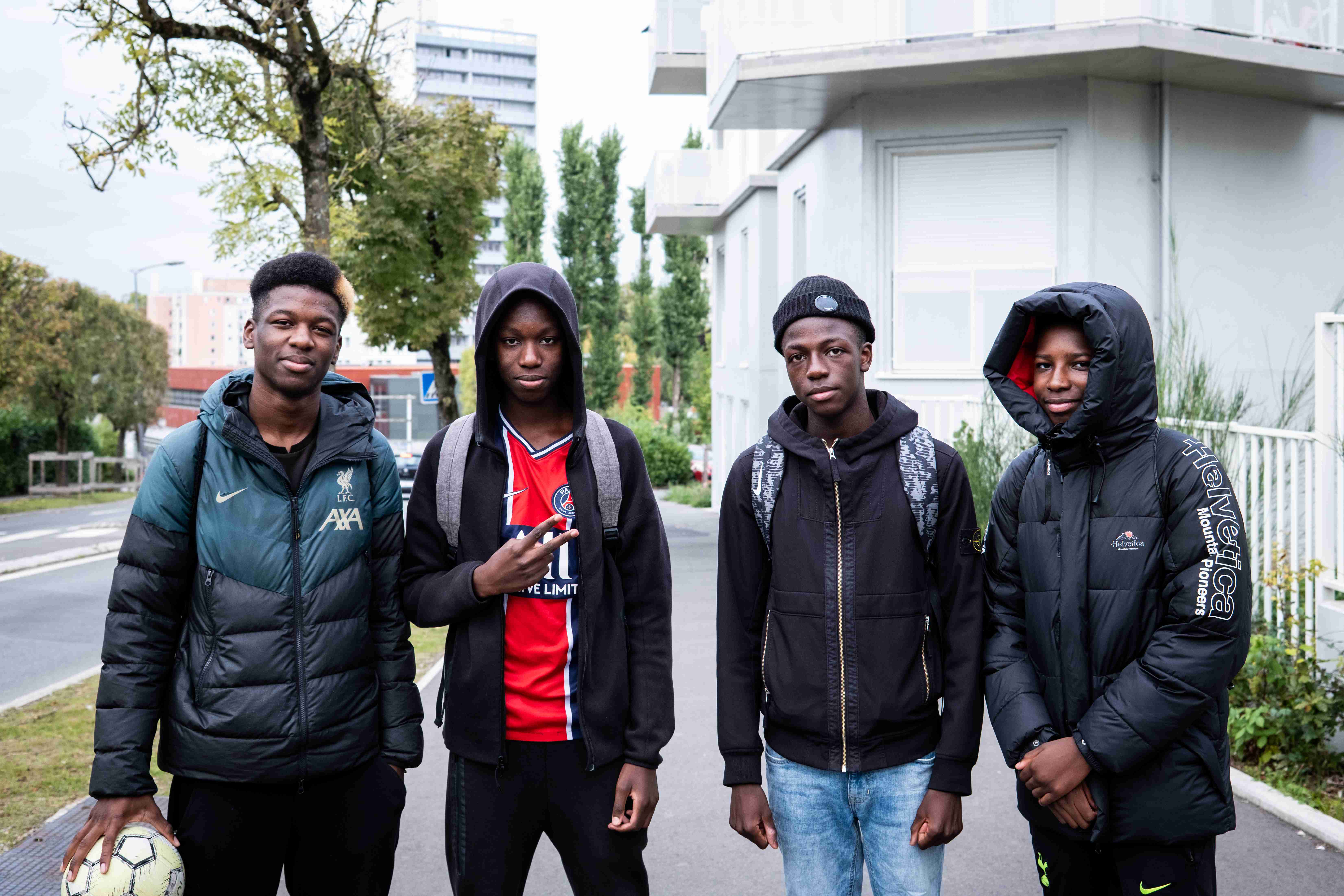 Youssouf (à gauche de l'image), 18 ans, avec son pote Mamadou (en tee-shirt rouge sur l'image) ont participé au tournoi annuel organisé en hommage à Zyed et Bouna en 2024. 
