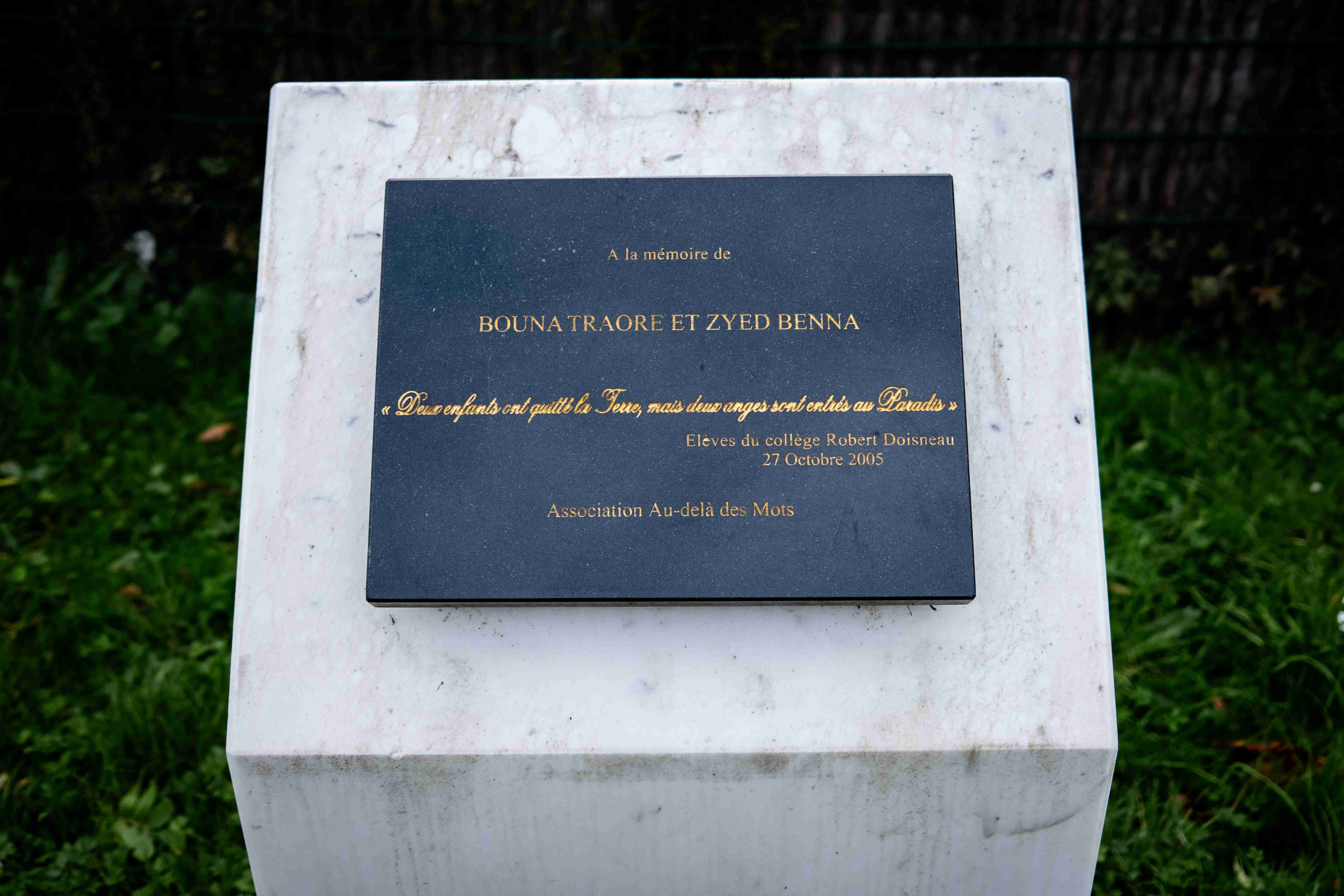 Dix ans après la disparition de Zyed et Bouna, en 2015, une stèle mémorielle a été installée dans l'allée du collège où ils étaient scolarisés.