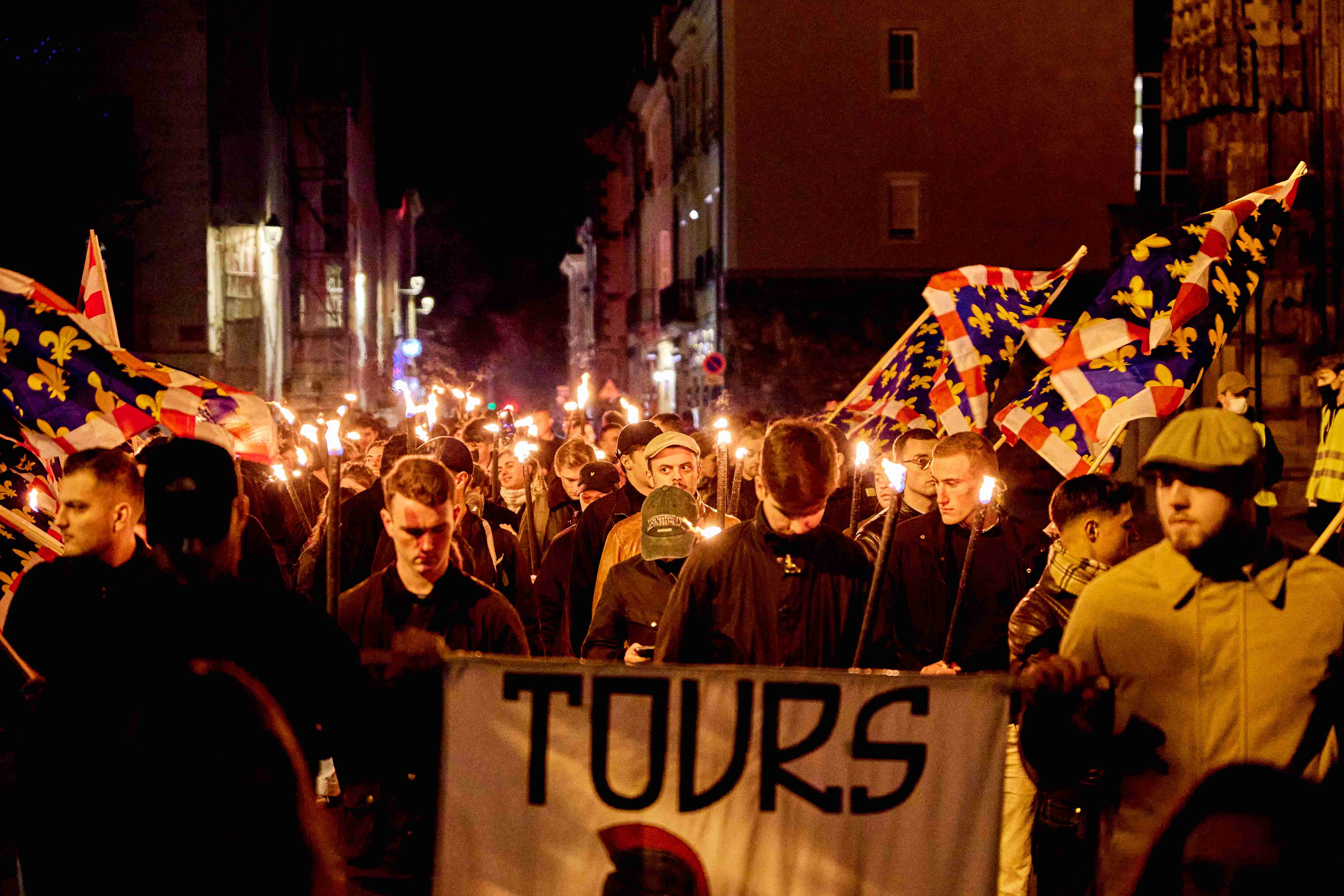 Marche aux flambeaux, chant nazi, militants violents… À Tours, les néofascistes défilent