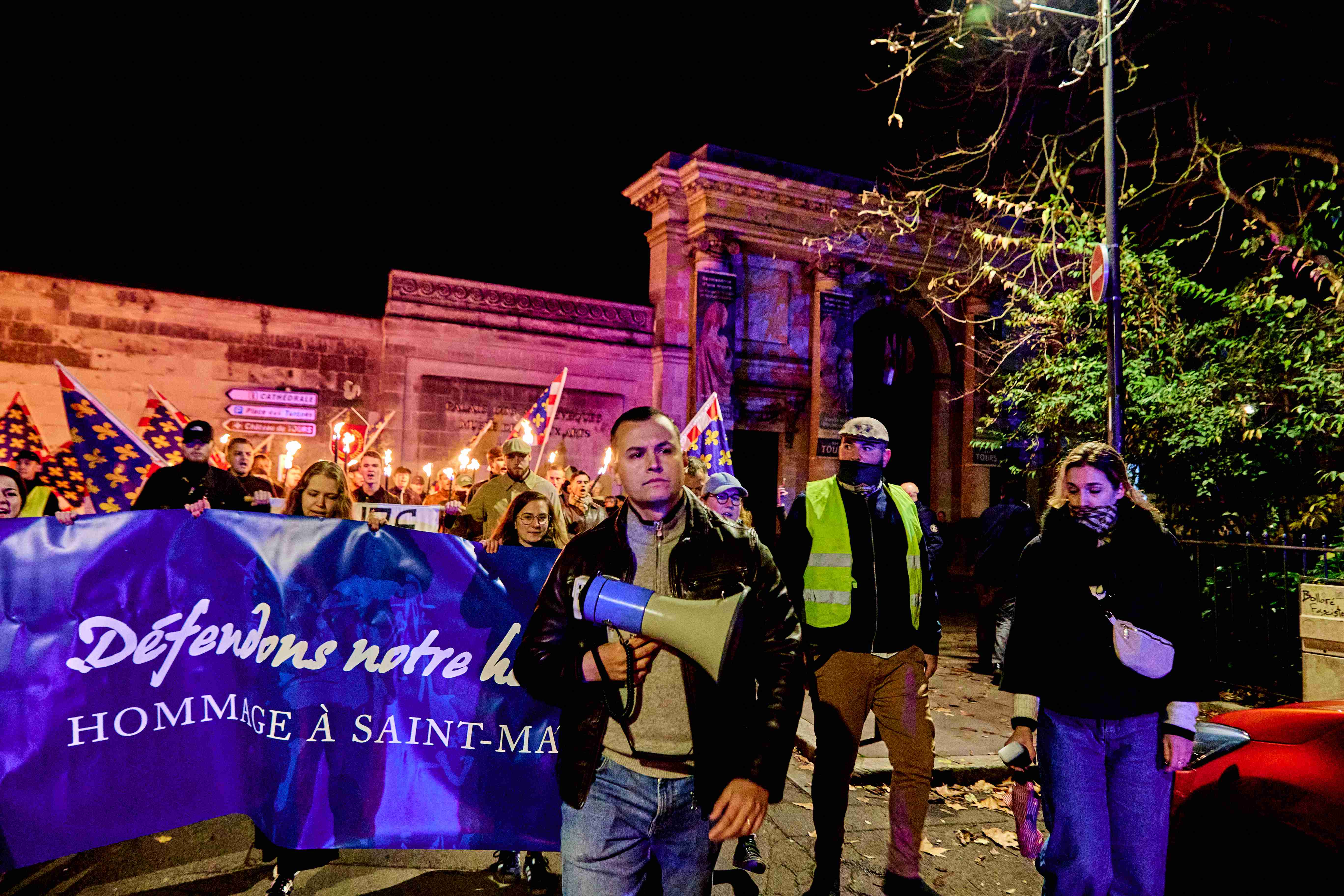 Au premier plan, mégaphone à la main, Alexandre Boumediene est le leader du groupuscule néofasciste Des Tours et des Lys