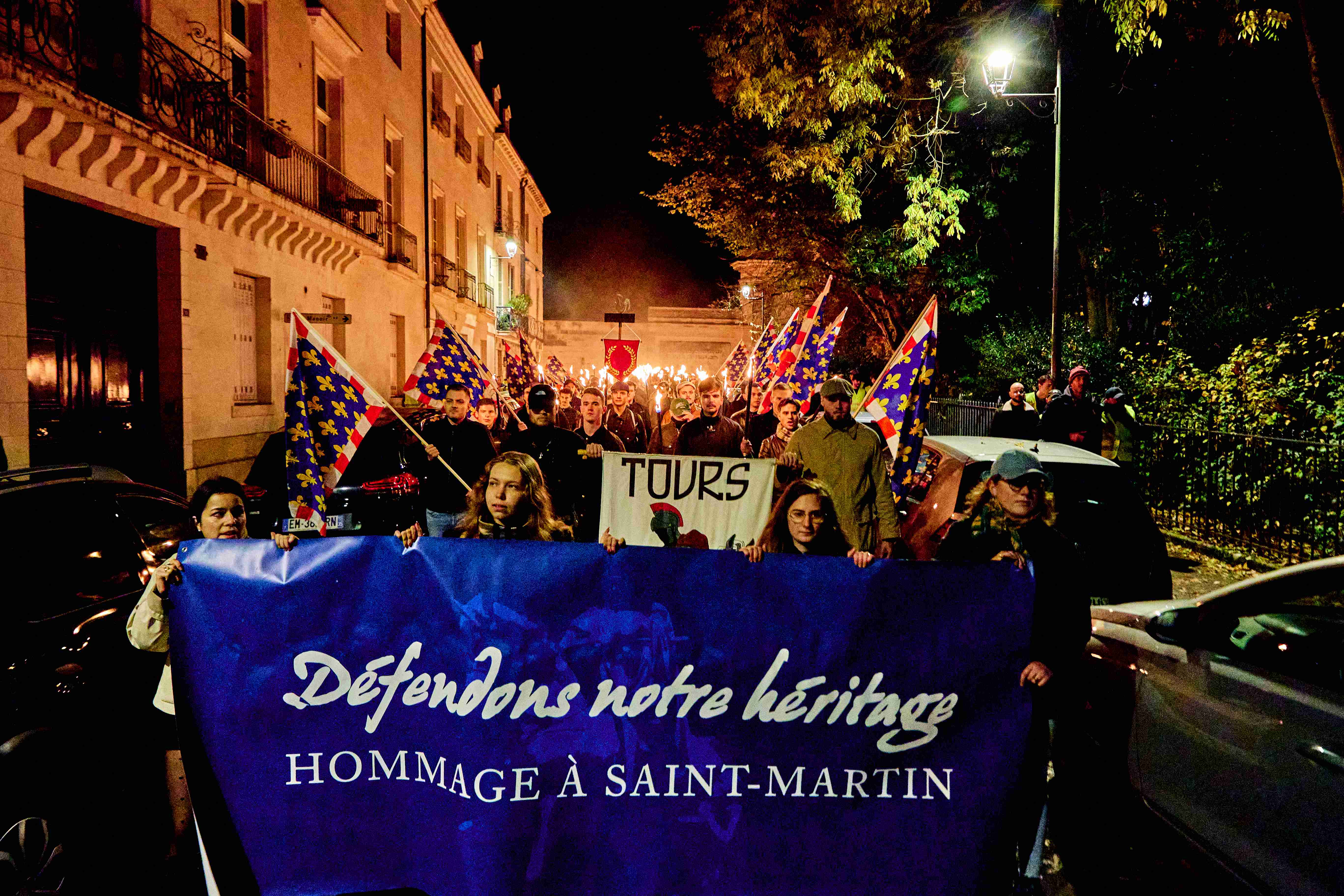 Et en tête du cortège, une banderole portée par quelques figures féminines réclamées par les organisateurs où on peut lire « Défendons notre héritage — hommage à Saint-Martin ».
