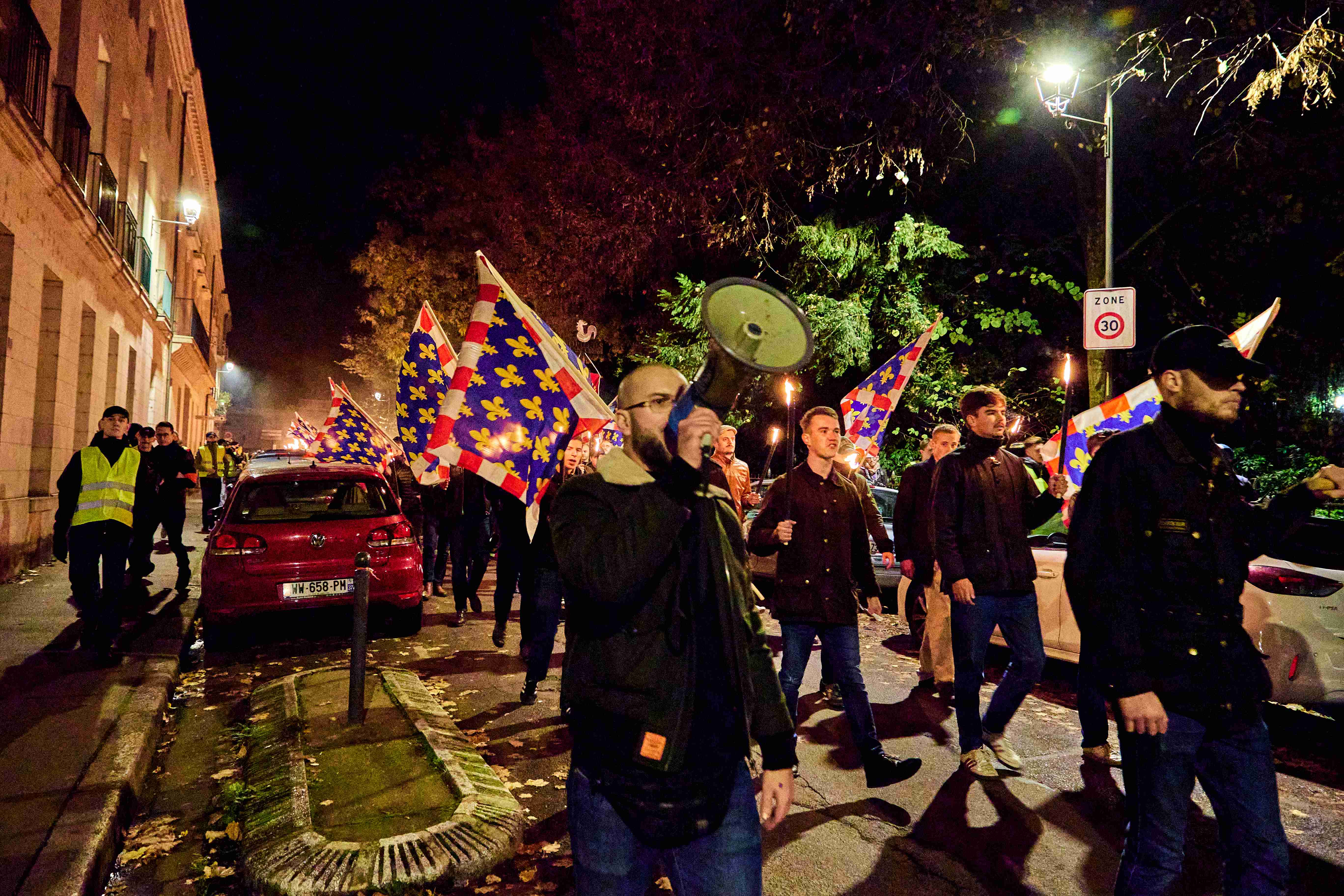 Lors de la manif, le militant Lucas Maupin organise les troupes à l'aide de son mégaphone.