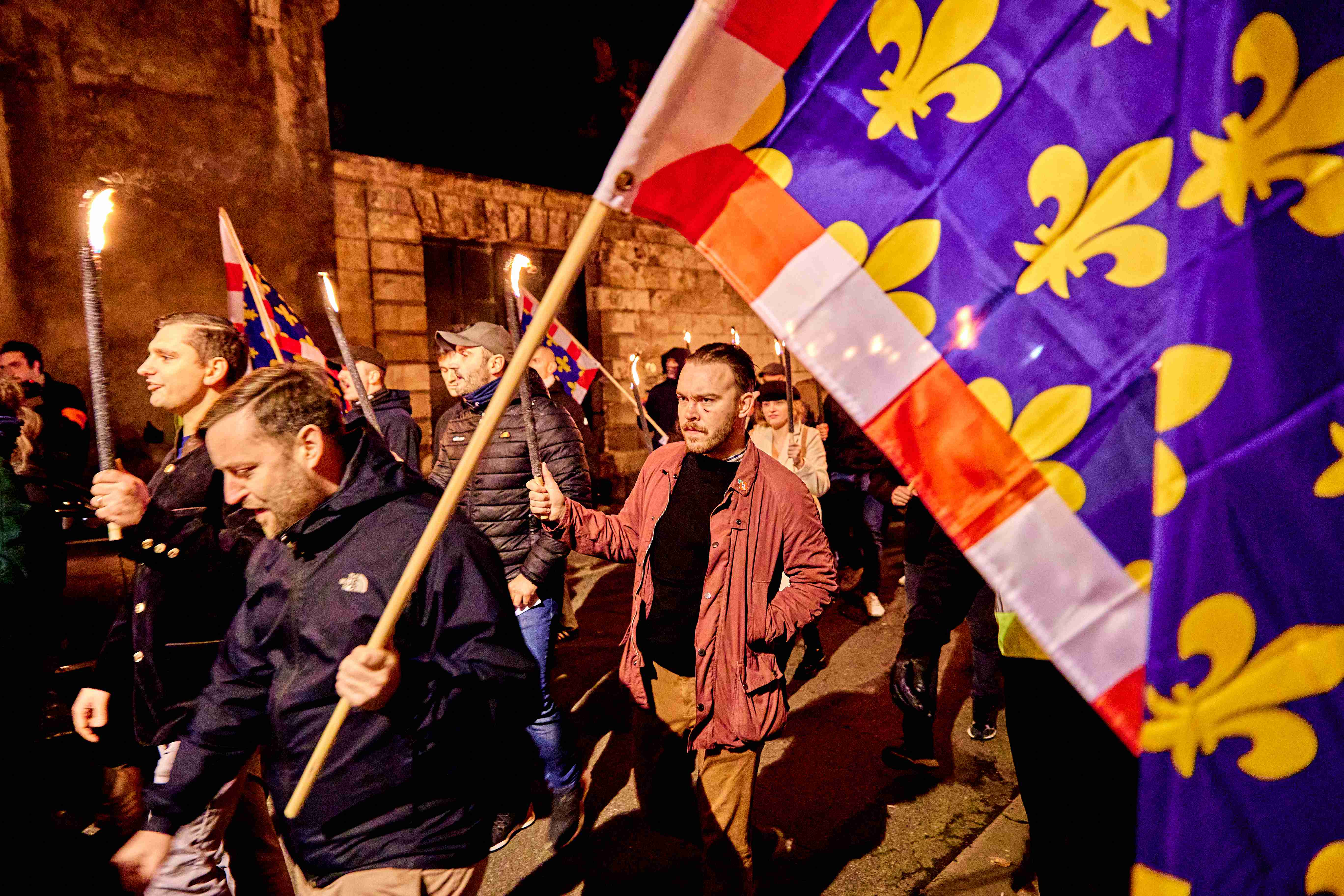 Le leader de Lyon populaire, Eliot Bertin (tout à gauche) manifeste, flambeau à la main.