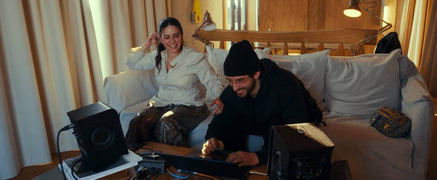 Il est filmé en train de composer le single de la rappeuse Eve La Marka