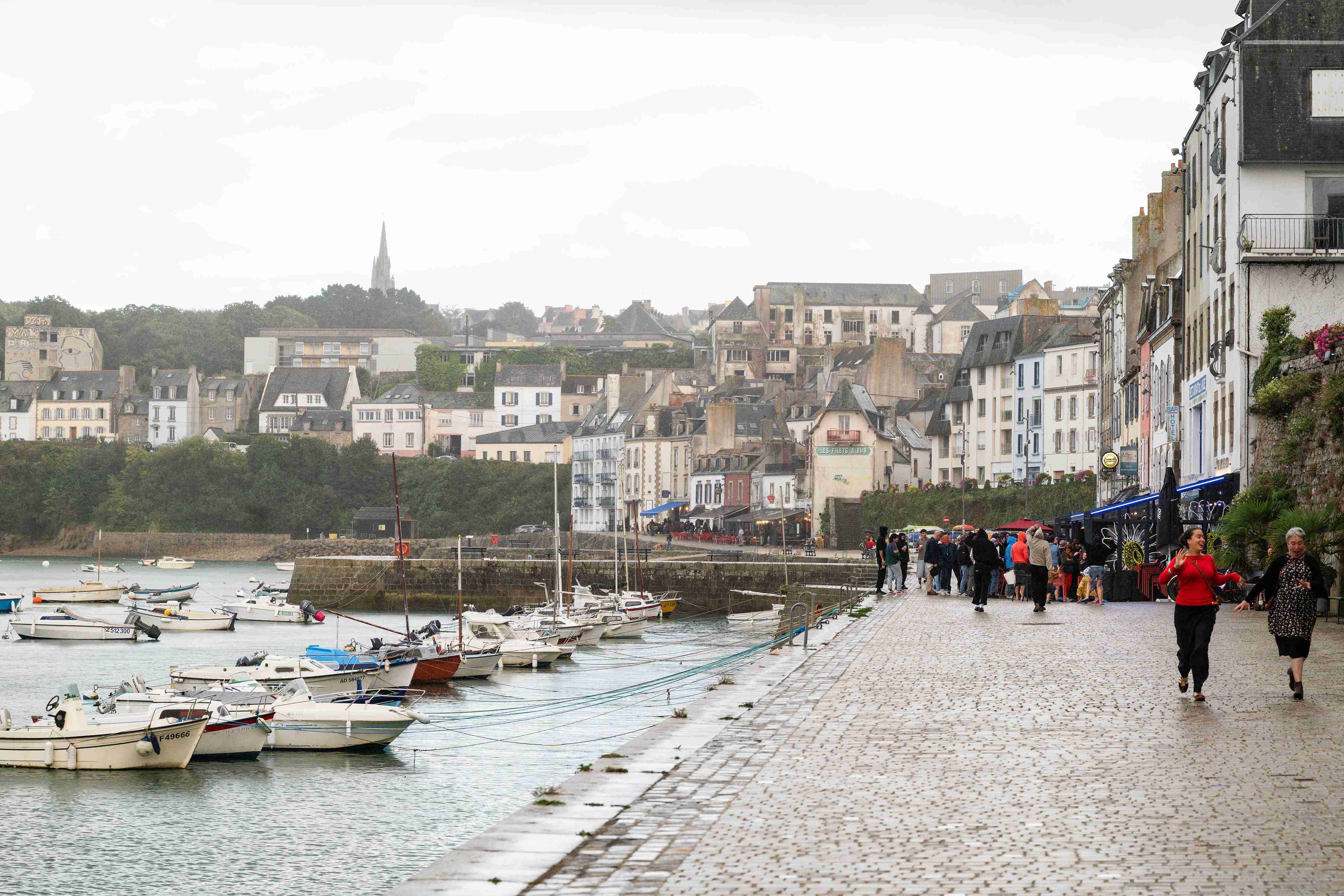 Le jour Douarnenez, ville ouvrière du Finistère, les touristes et les multi-propriétaires fortunés se promènent, faisant craindre aux locaux la perte de cette identité populaire.