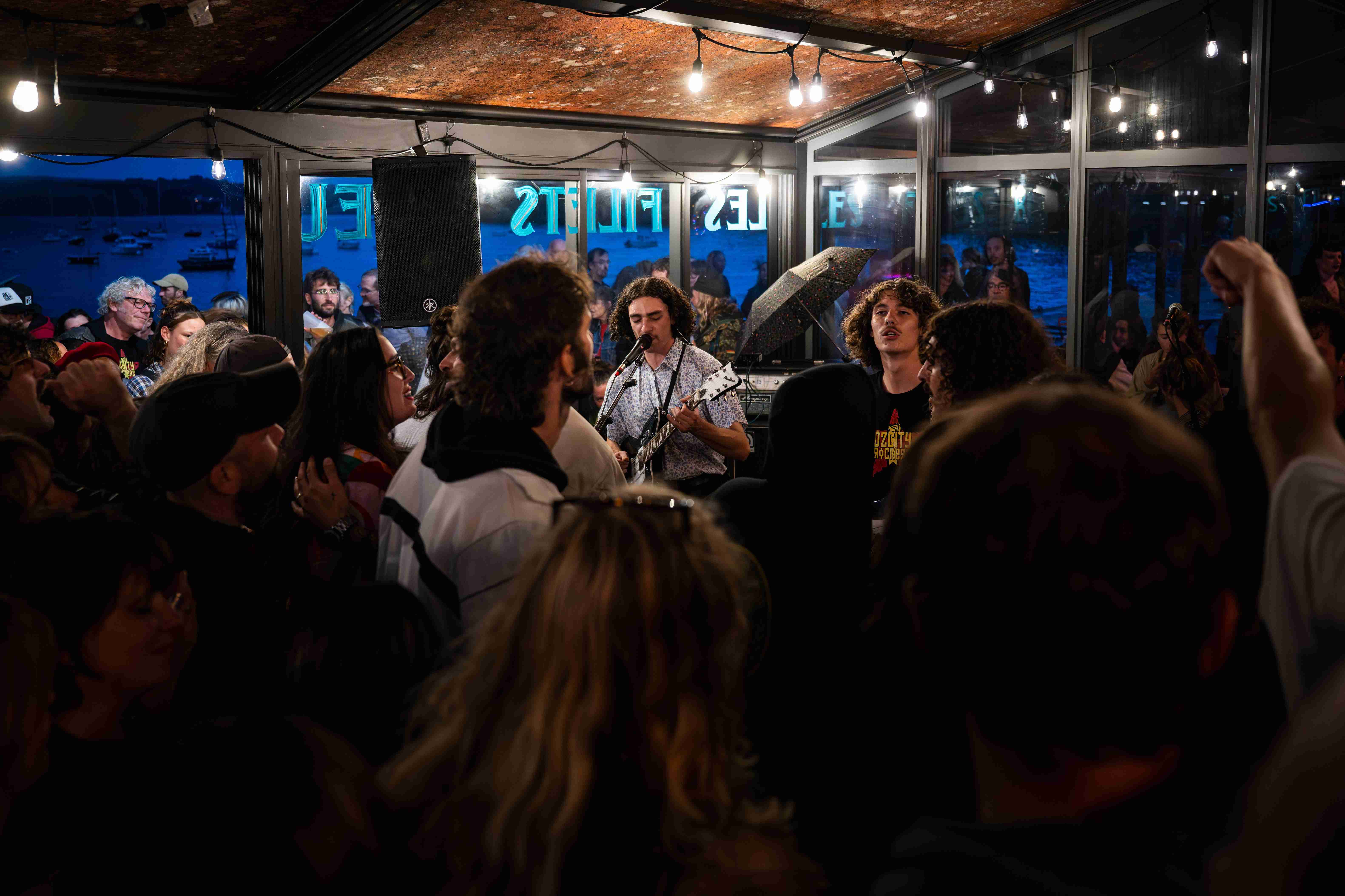 La nuit, et depuis 1980, la petite commune se remue au son des guitares