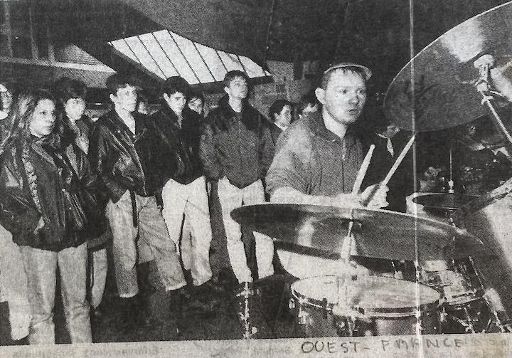 En 1990, les punks du coin organisent un concert surprise aux halles de Quimper pour réclamer un lieu de répétition