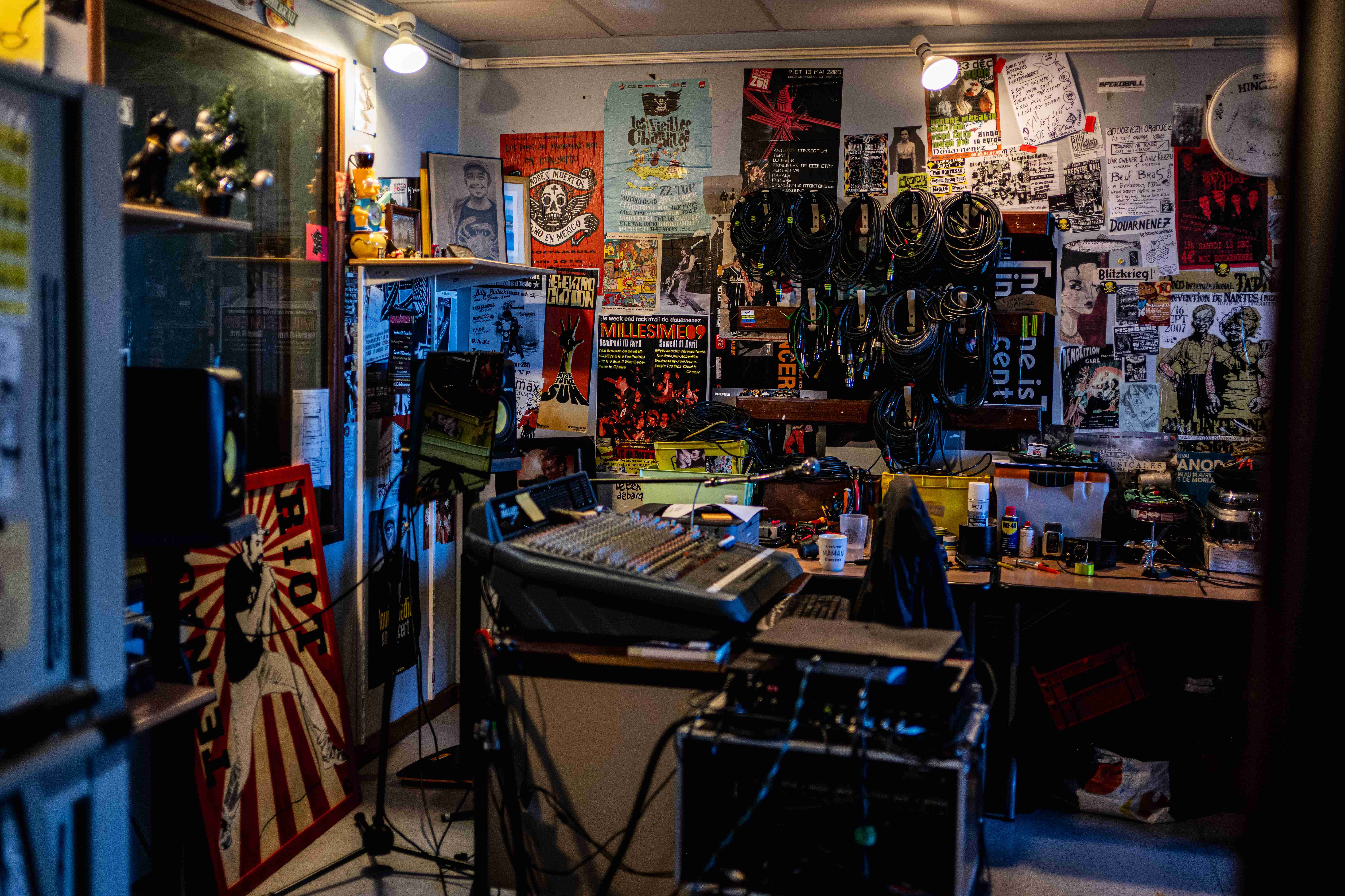 Un lieu a particulièrement permis aux rockeurs de Douarnenez de se professionnaliser : la MJC, inaugurée en 1992 après une grosse mobilisation des vieux punks du coin