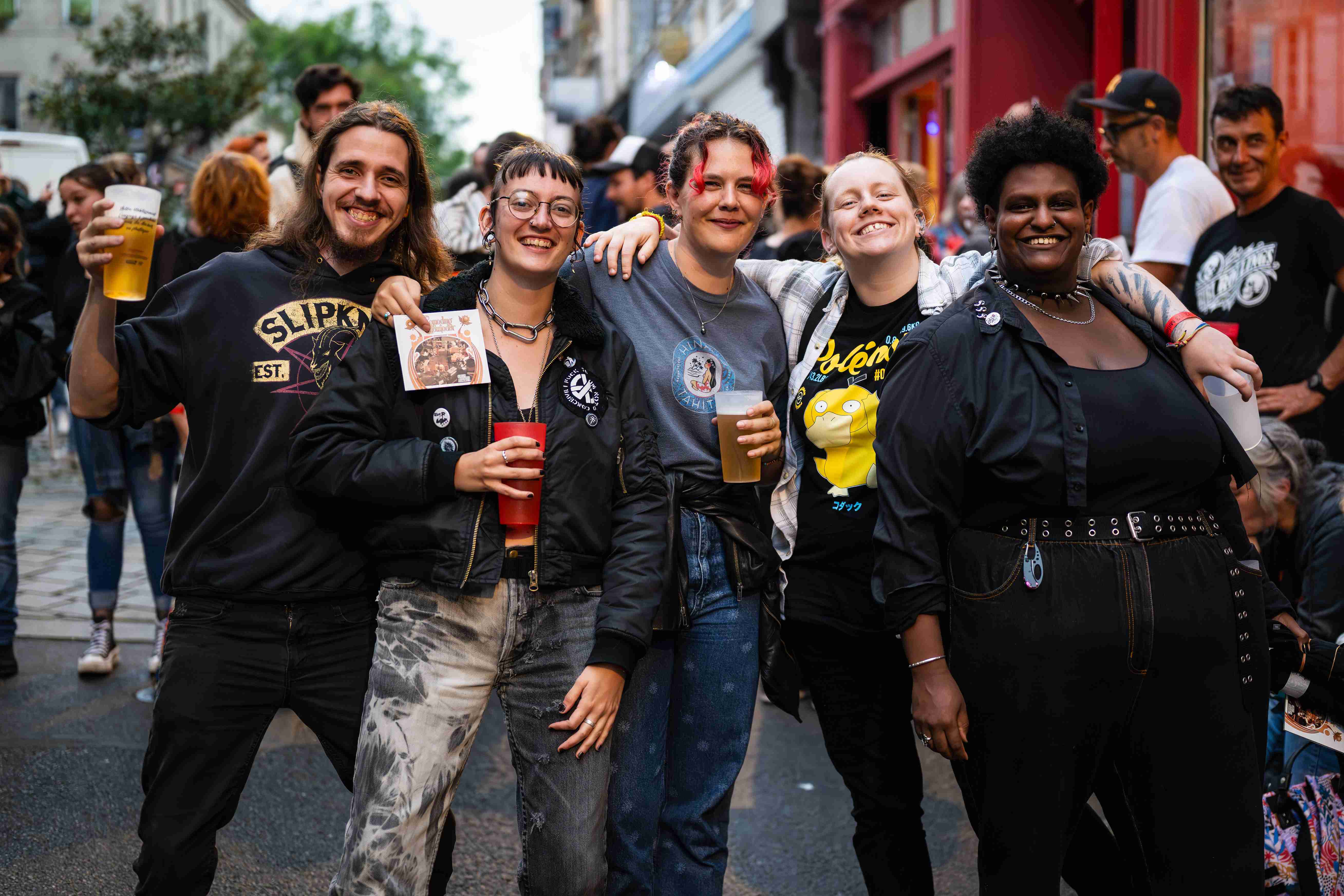 Plot (tout à droite) et ses potes sont venus voir les Komodrag & the Mounodor jouer dans le bar antifa à la mode, Le Pavé